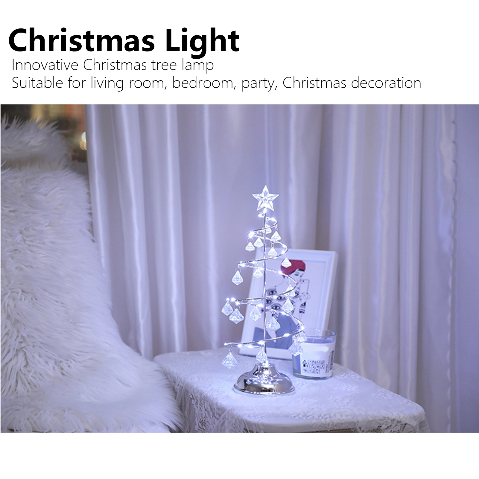 Eine Christbaumlampe mit Kristallen, einem Sternaufsatz und Lichtern. Sie steht auf einem Tisch neben einem weißen Pelzstuhl.