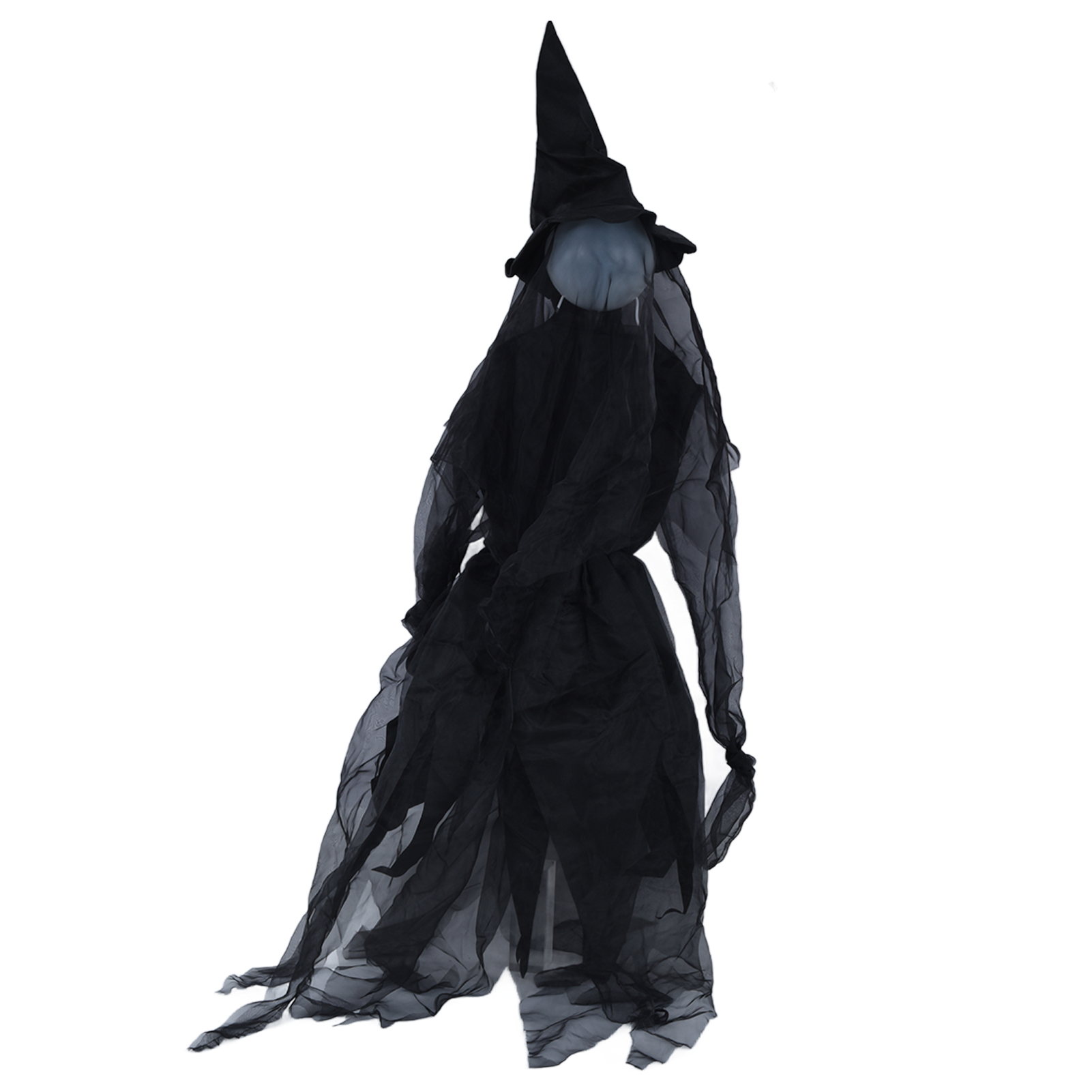 Eine schwarze Hexendekoration hängt vor weißem Hintergrund. Sie hat einen hohen Hut und eine fließende Robe.
