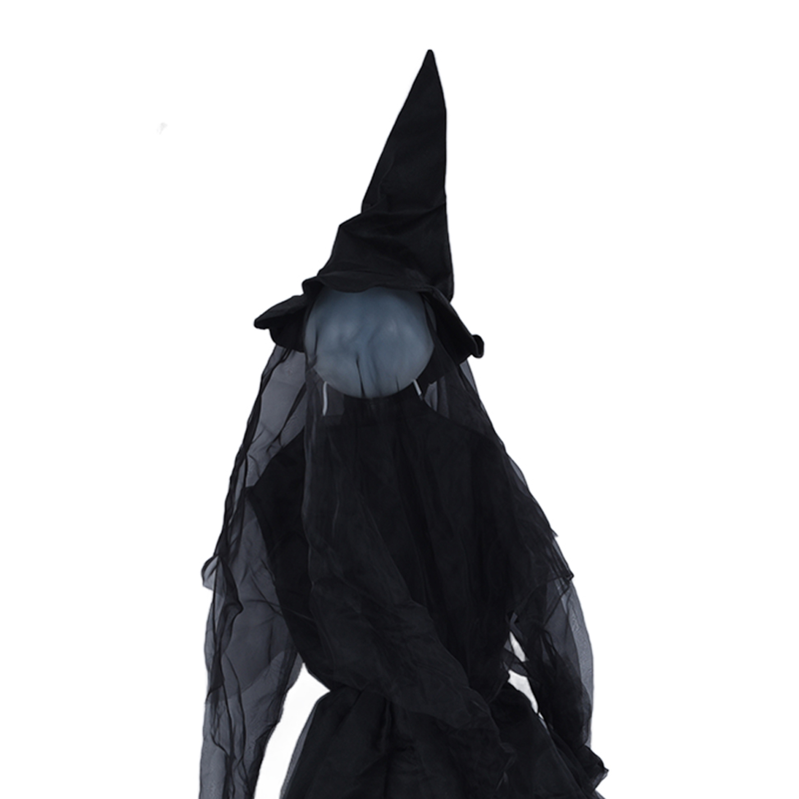 Eine Halloween-Dekoration zeigt eine Hexe in einem schwarzen Umhang und spitzem Hut, vor weißem Hintergrund.