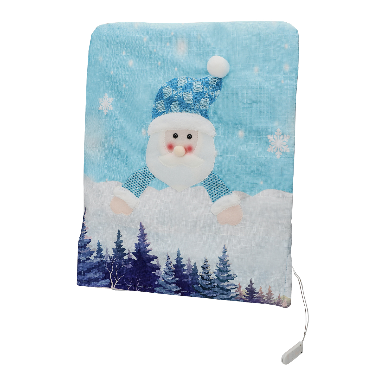 Eine Weihnachtsdekoration zeigt den Weihnachtsmann vor einem schneebedeckten Wald und blauem Hintergrund mit Schneeflocken.