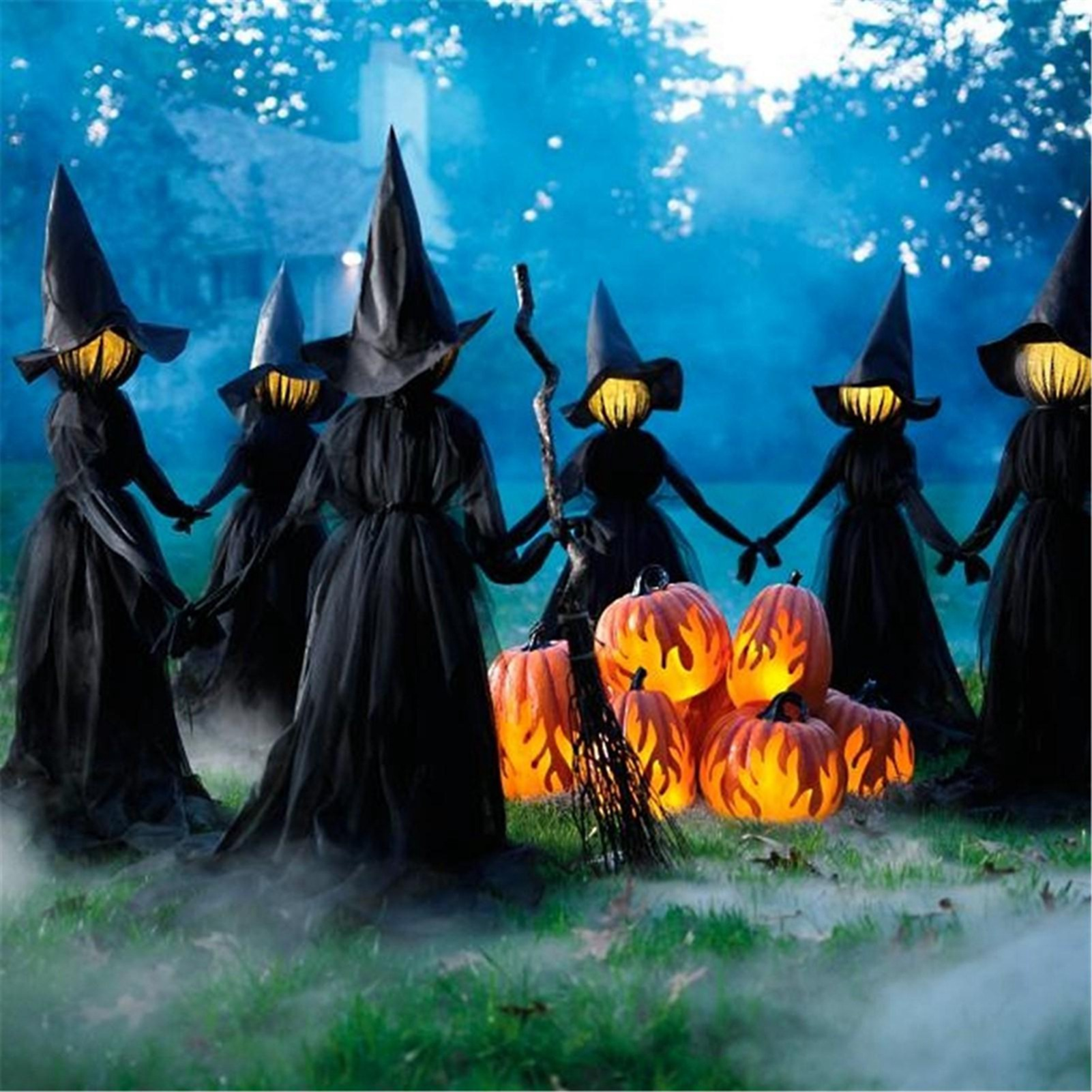 Halloween-Szene mit Hexenfiguren in schwarzen Kleidern, die sich an den Händen halten, beleuchteten Kürbissen und einem Besen.