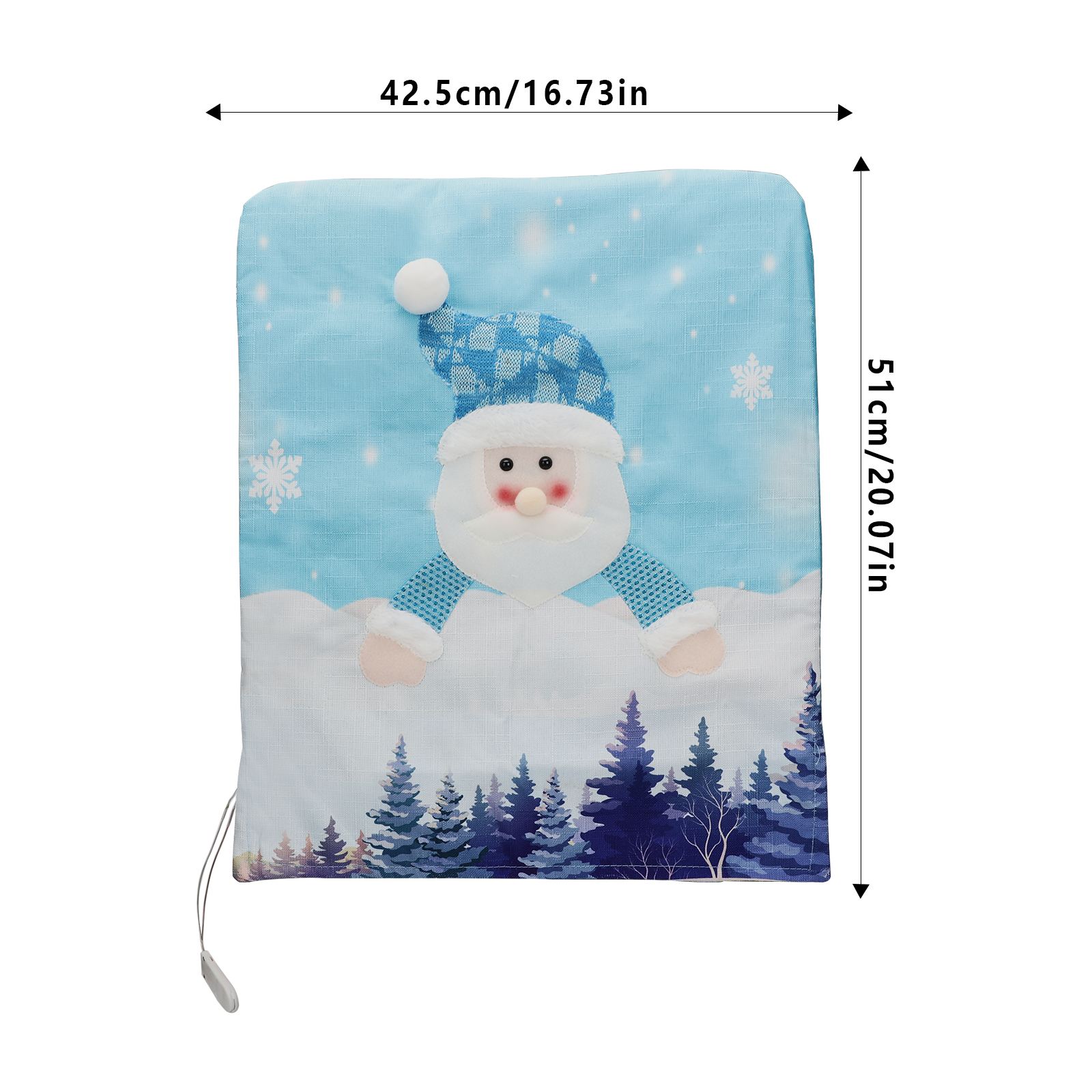 Weihnachtlicher Stuhlüberzug mit Weihnachtsmann-Design. Verfügt über einen blauen Hintergrund mit Schneeflocken und Kiefern.