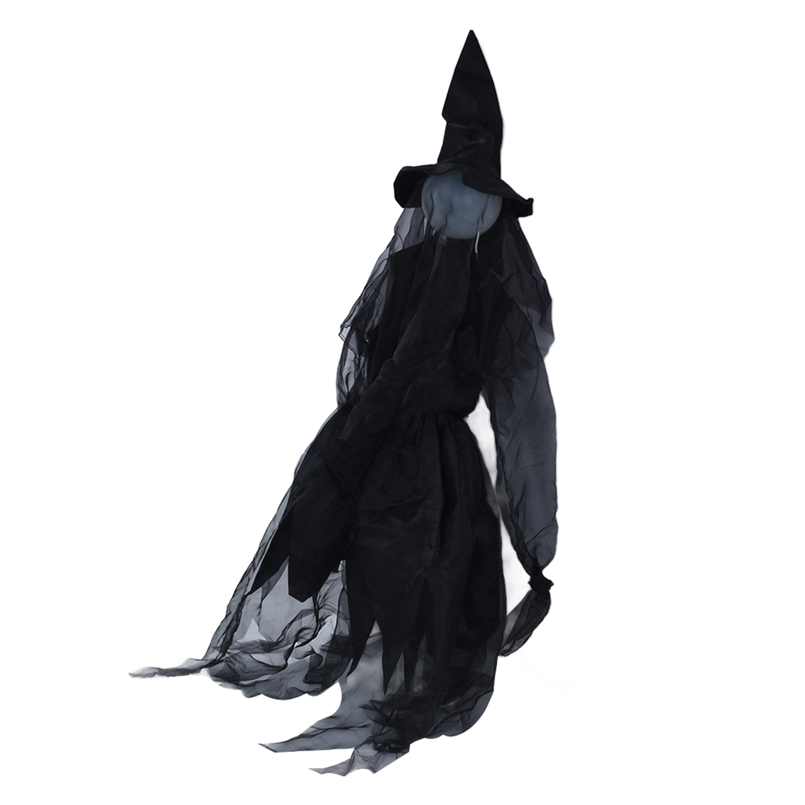 Eine hängende Halloween-Dekoration einer schwarzen Hexe mit einem hohen Hut und einem fließenden Kleid. Der Hintergrund ist weiß.