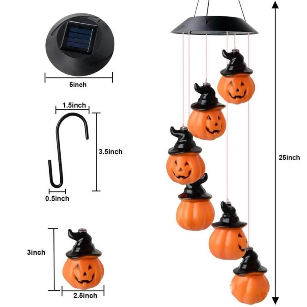 Halloween-Dekoration: Orangefarbene Kürbis-Windspiele mit schwarzen Hüten, Solarpanel und Metallhaken, mit Größenangaben.