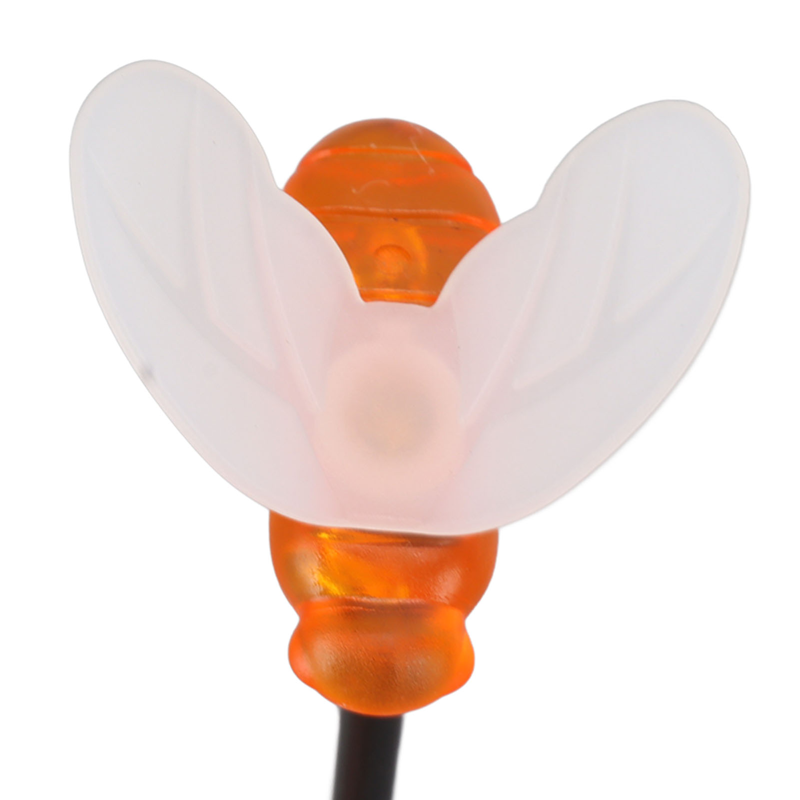 Nahaufnahme einer dekorativen Biene. Sie hat weiße Flügel, einen orangefarbenen Körper und einen schwarzen Stiel.