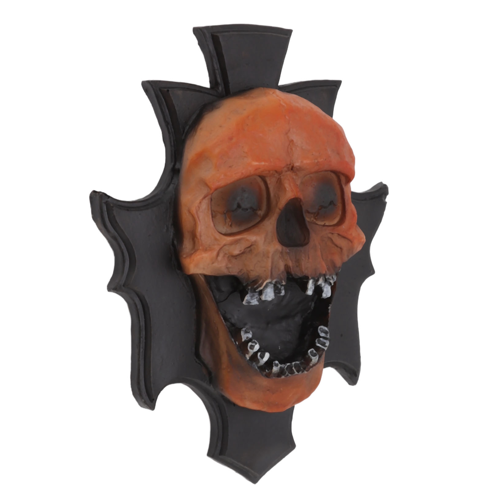Ein Schädel mit offenem Mund, montiert auf einem schwarzen, fledermausförmigen Kreuz, orange und schwarz.