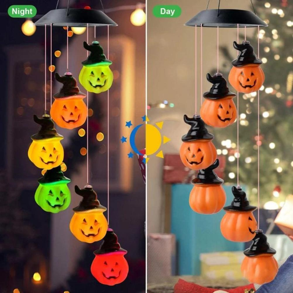 Halloween-Windspiele mit Kürbislaternen, in Tag- und Nachtumgebungen. Schwarze Hüte und verschiedenfarbige Kürbisse sind sichtbar.
