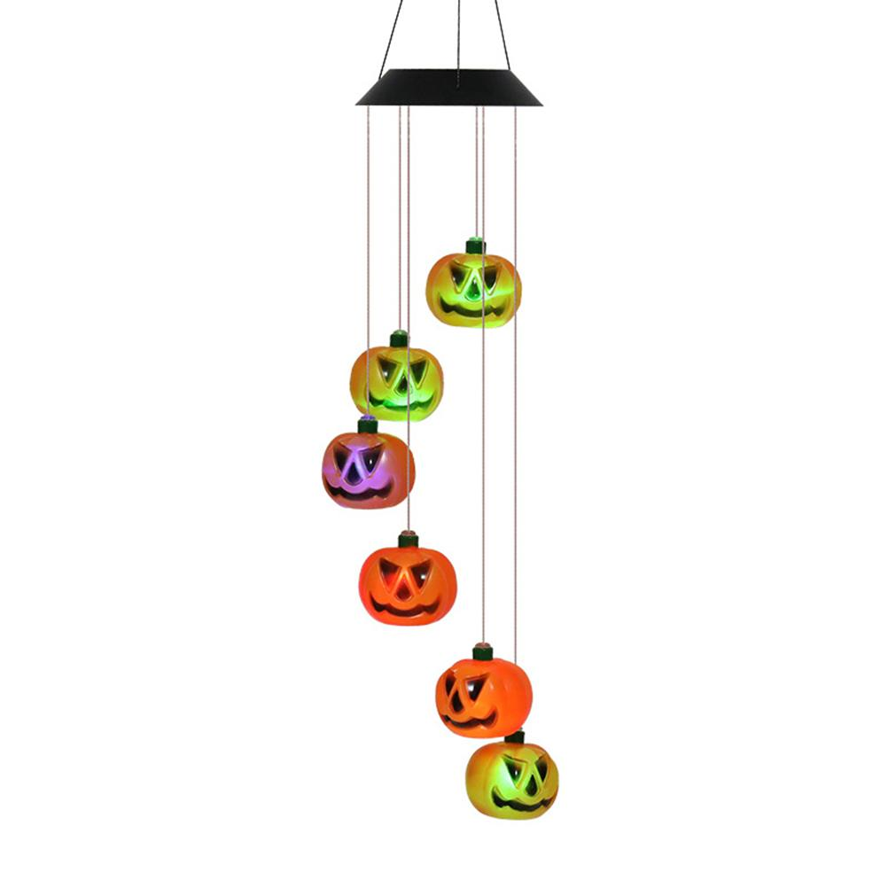 Ein Halloween-Windspiel mit sechs leuchtenden Kürbis-Ornamenten in Orange, Grün und Lila, die von einem schwarzen Oberteil hängen.
