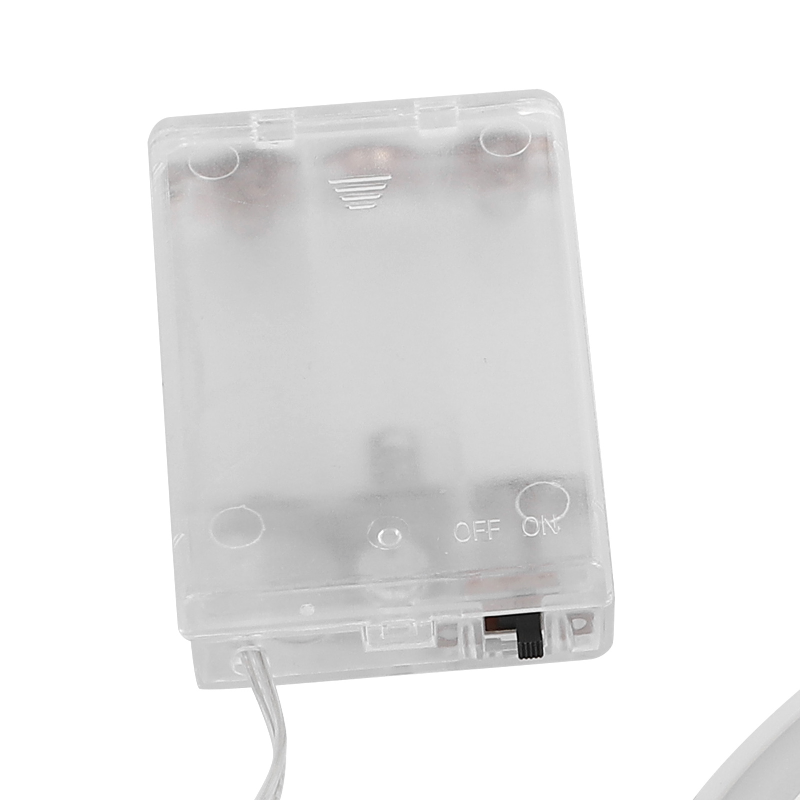 Eine transparente Kunststoff-Batteriebox mit Ein-/Ausschalter ist zu sehen. Drähte erstrecken sich von unten. Der Hintergrund ist weiß.