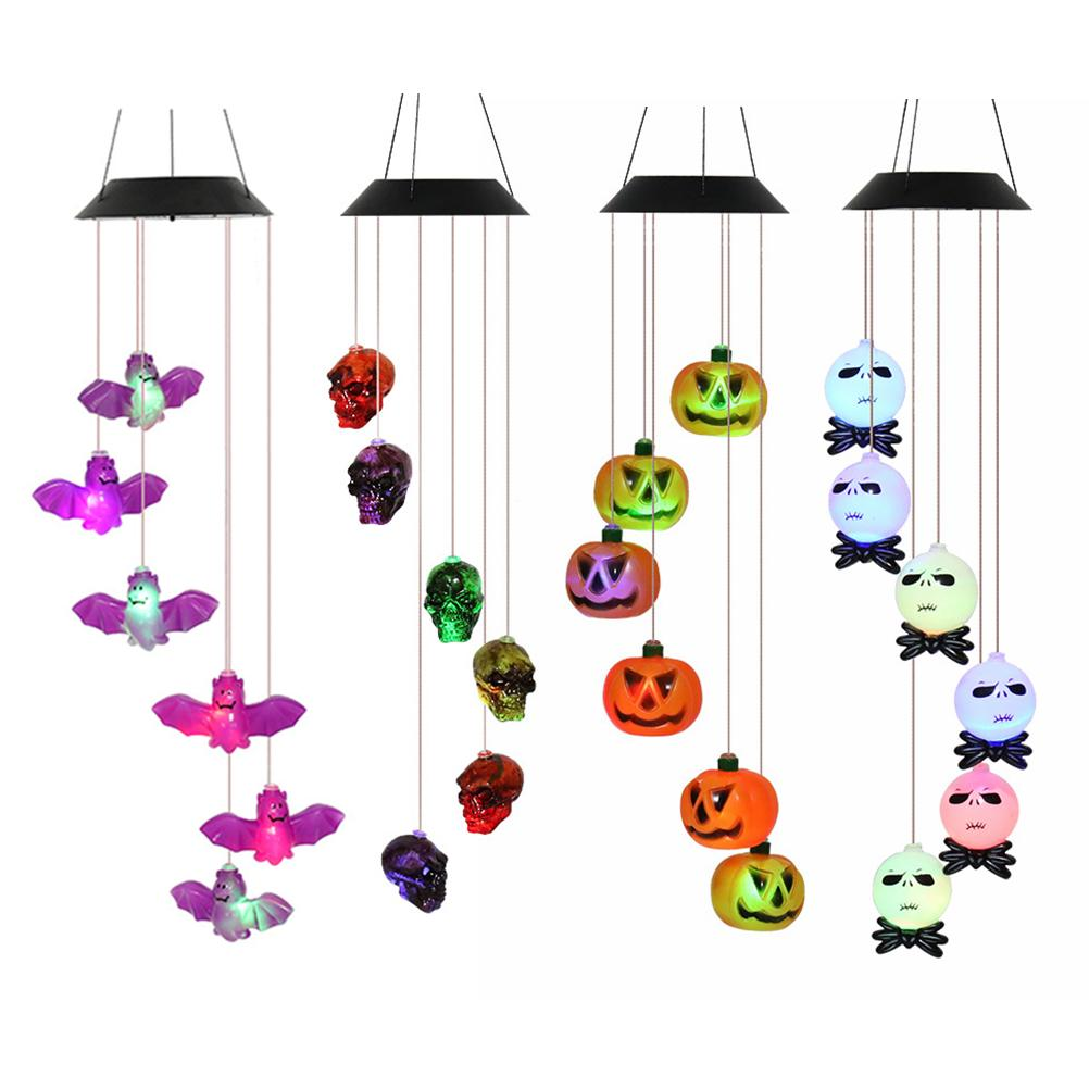 Halloween-Dekorationen: Fledermäuse, Totenköpfe, Kürbisse und geisterartige Figuren hängen. Jedes hat unterschiedliche Farben und Designs.
