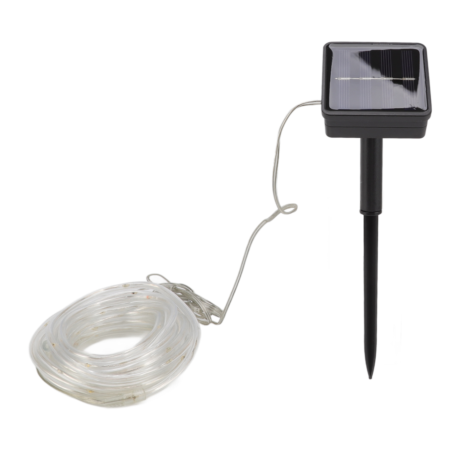 Solarbetriebene Lichterkette. Ein schwarzes Solarpanel mit Pfahl, verbunden mit einer aufgerollten, durchsichtigen Lichtschnur, vor weißem Hintergrund.