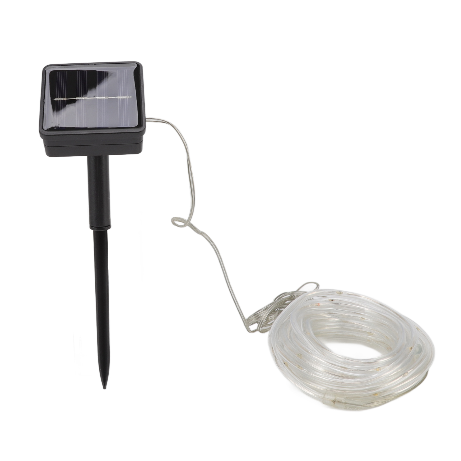 Solarbetriebene Lichterkette. Schwarzes Solarpanel auf Pfahl, Draht zu aufgerolltem, klarem Schlauch mit Lichtern.