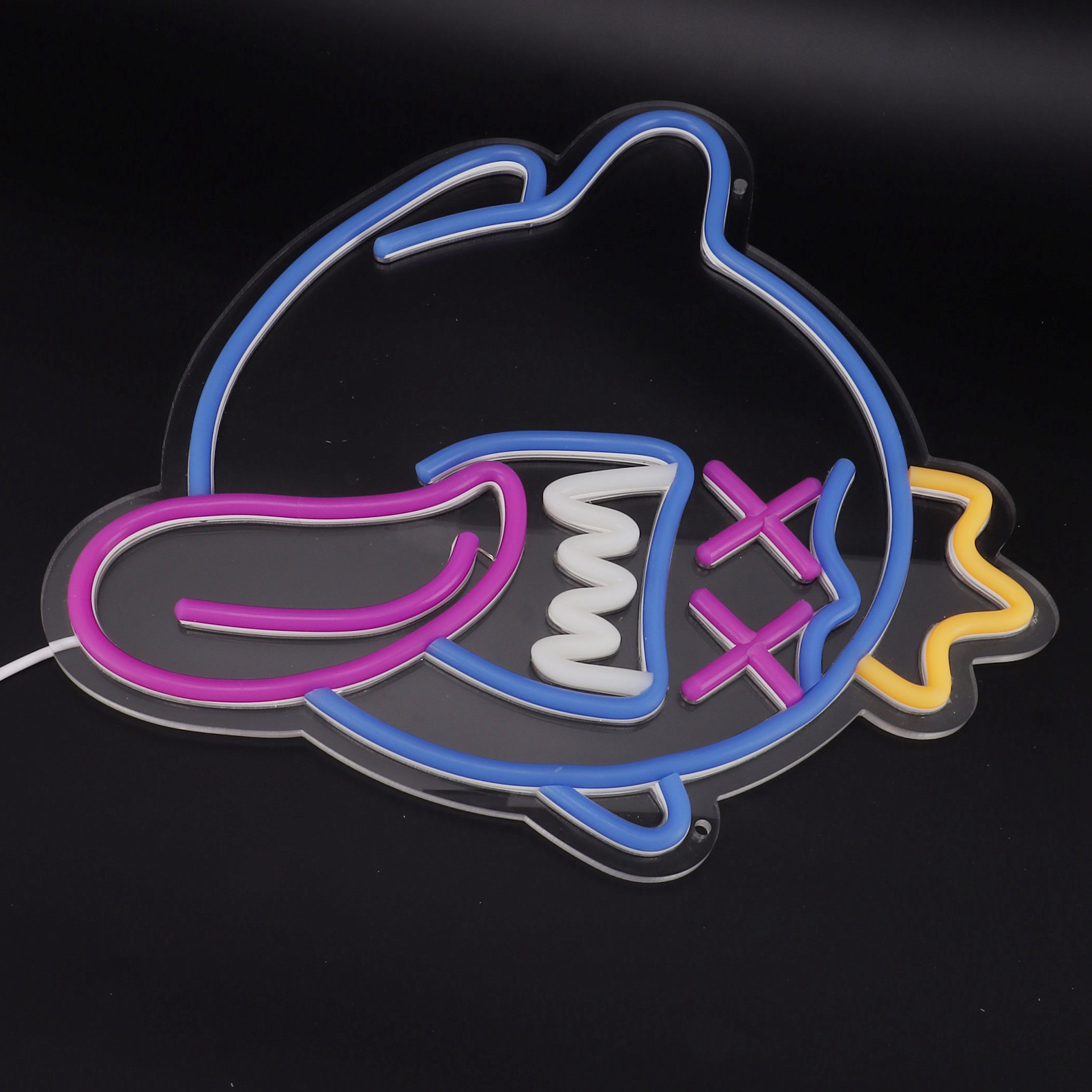 Ein Neonschild mit blauen, rosa, weißen und gelben Umrissen auf schwarzem Hintergrund. Es zeigt ein stilisiertes Gesicht mit X-Augen.