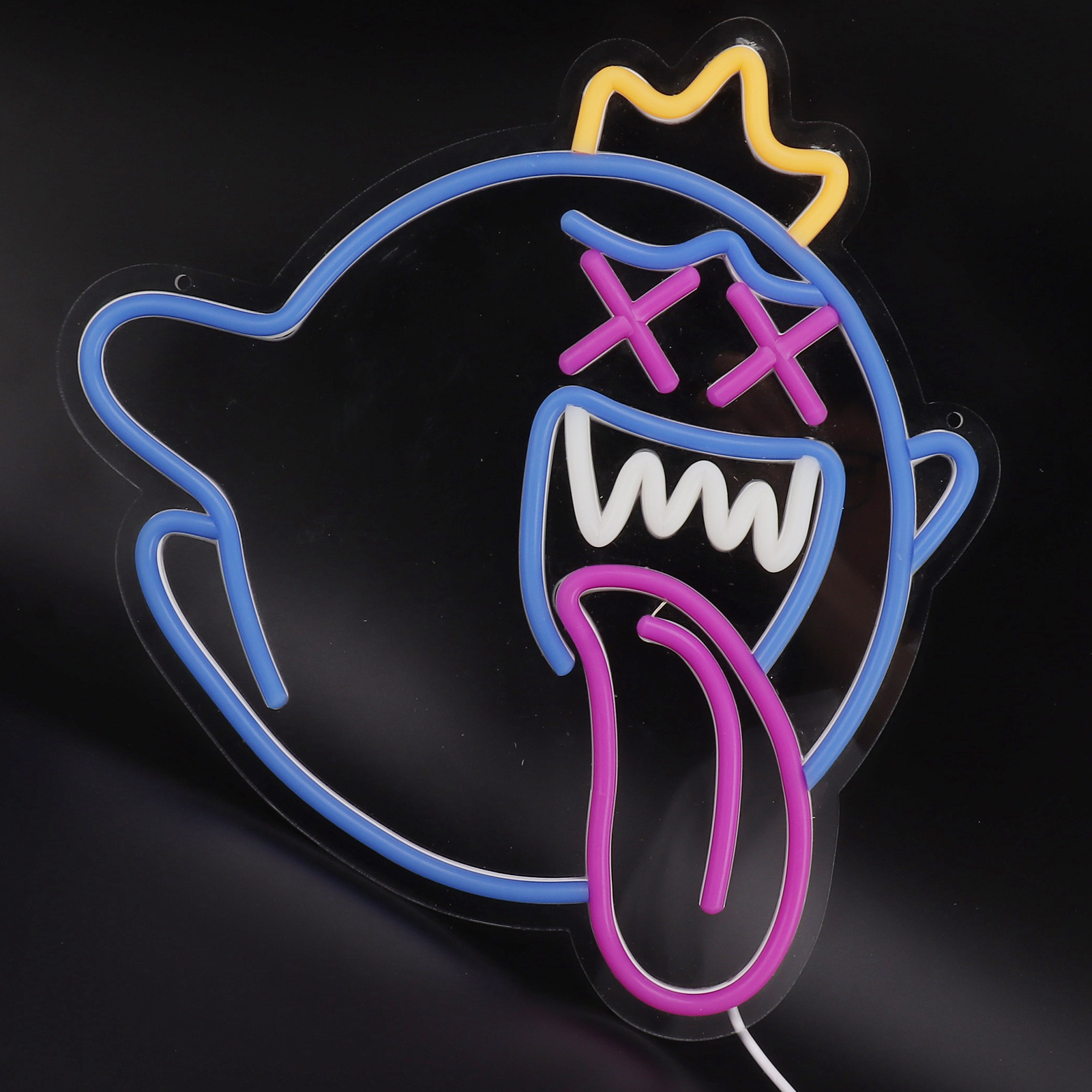 Neonschild eines Geistes mit blauem Umriss, rosa Augen, Zunge und gelber Krone auf schwarzem Grund.