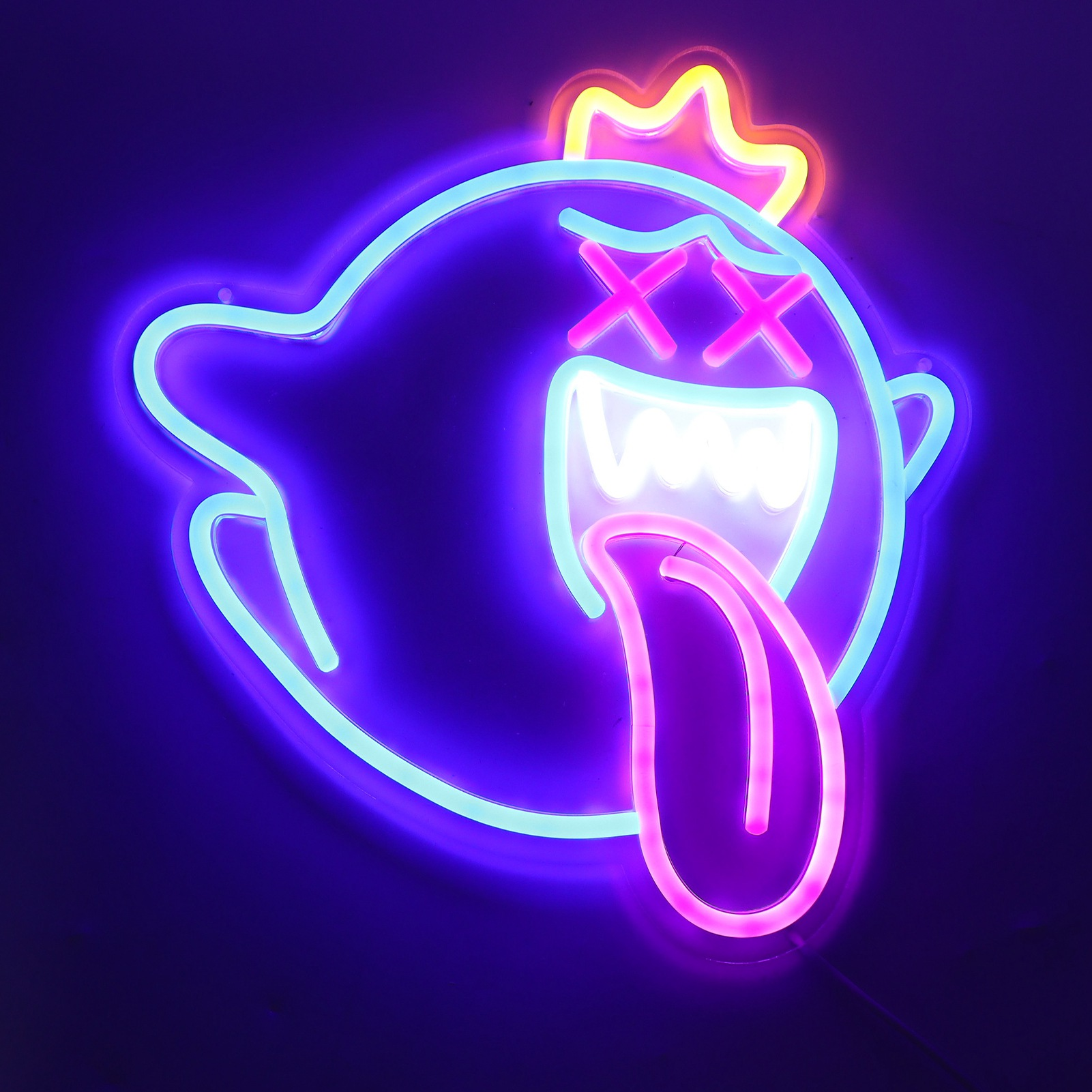 Neonschild eines Geistes mit durchgestrichenen Augen und herausgestreckter Zunge. Farben sind Blau, Rosa und Gelb.