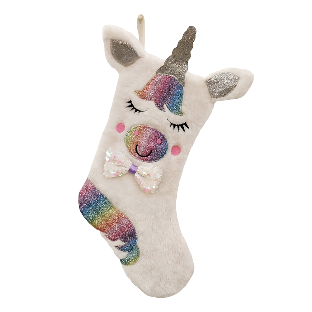 Ein weißer Einhorn-Weihnachtsstrumpf. Er hat ein Horn, Ohren, Wimpern, eine Schleife und einen Regenbogen-Schwanz. Das Gesicht hat ein lächelndes Gesicht.