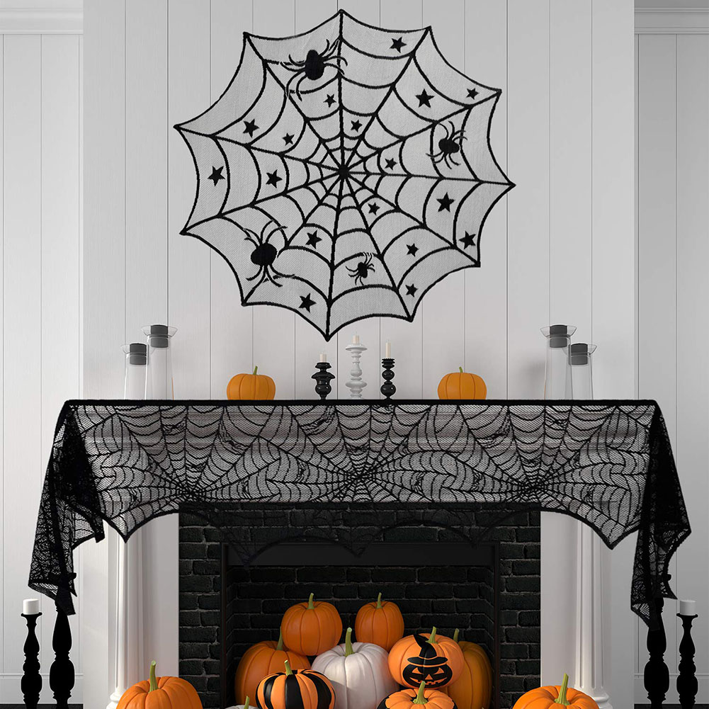 Ein Kamin zum Thema Halloween mit Spinnennetzdekorationen, Kürbissen und Kerzen. Eine schwarze Spinnennetzdekoration schmückt die Wand und den Tisch.