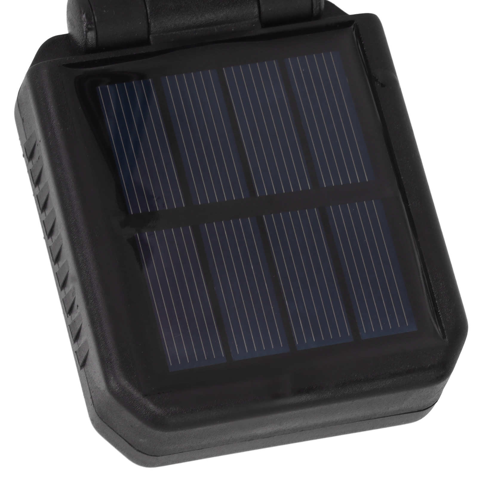 Nahaufnahme eines schwarzen Solarpanels. Das Panel ist rechteckig und hat dunkelblaue Zellen.