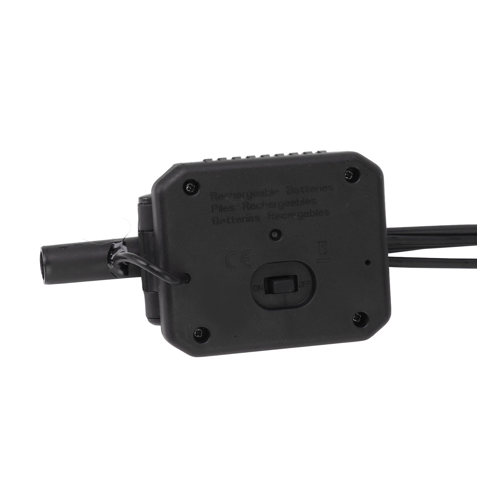 Ein schwarzes Gerät mit einem Schalter mit der Aufschrift 'ON' und 'OFF'. Das Gerät hat einen Stecker und angeschlossene Drähte.