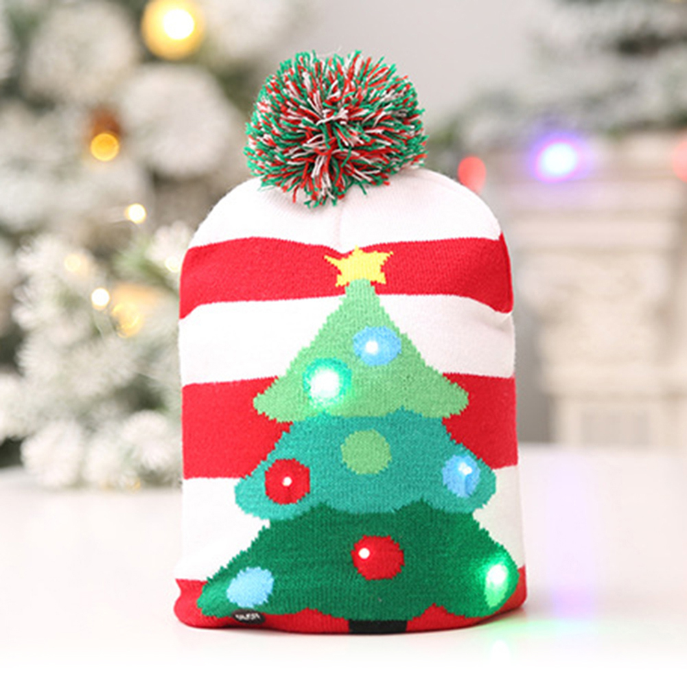 Weihnachtsmütze mit rot-weißen Streifen, einem grünen Weihnachtsbaum mit Lichtern und einem grün-rot-weißen Bommel oben.