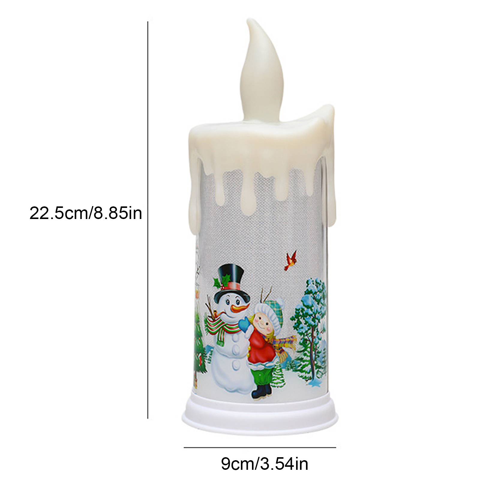 Eine Weihnachtskerze mit Schneemann, Mädchen und Bäumen. Sie hat einen Schmelzwachseffekt und eine flammenförmige Spitze. Abmessungen sind angegeben.