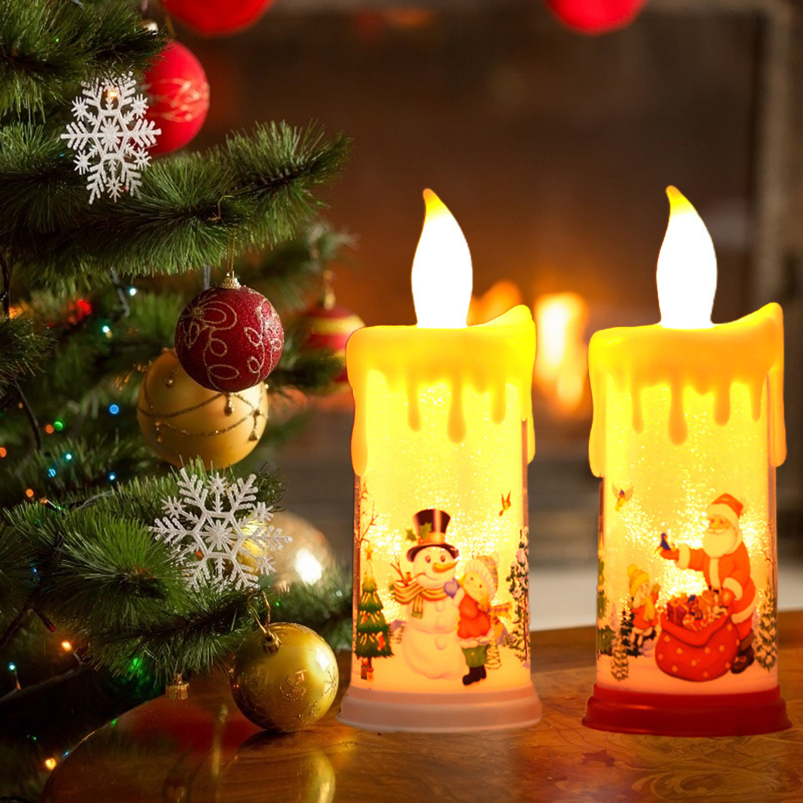 Zwei brennende Weihnachtskerzen mit Schneemann- und Weihnachtsmann-Designs. Links ein Weihnachtsbaum mit Ornamenten.