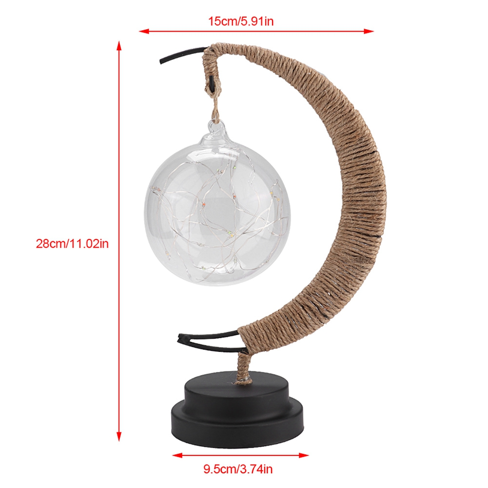 Eine dekorative Lampe mit einer klaren Glaskugel, gefüllt mit Lichtern, die an einem seilumwickelten Halbmondständer befestigt ist.