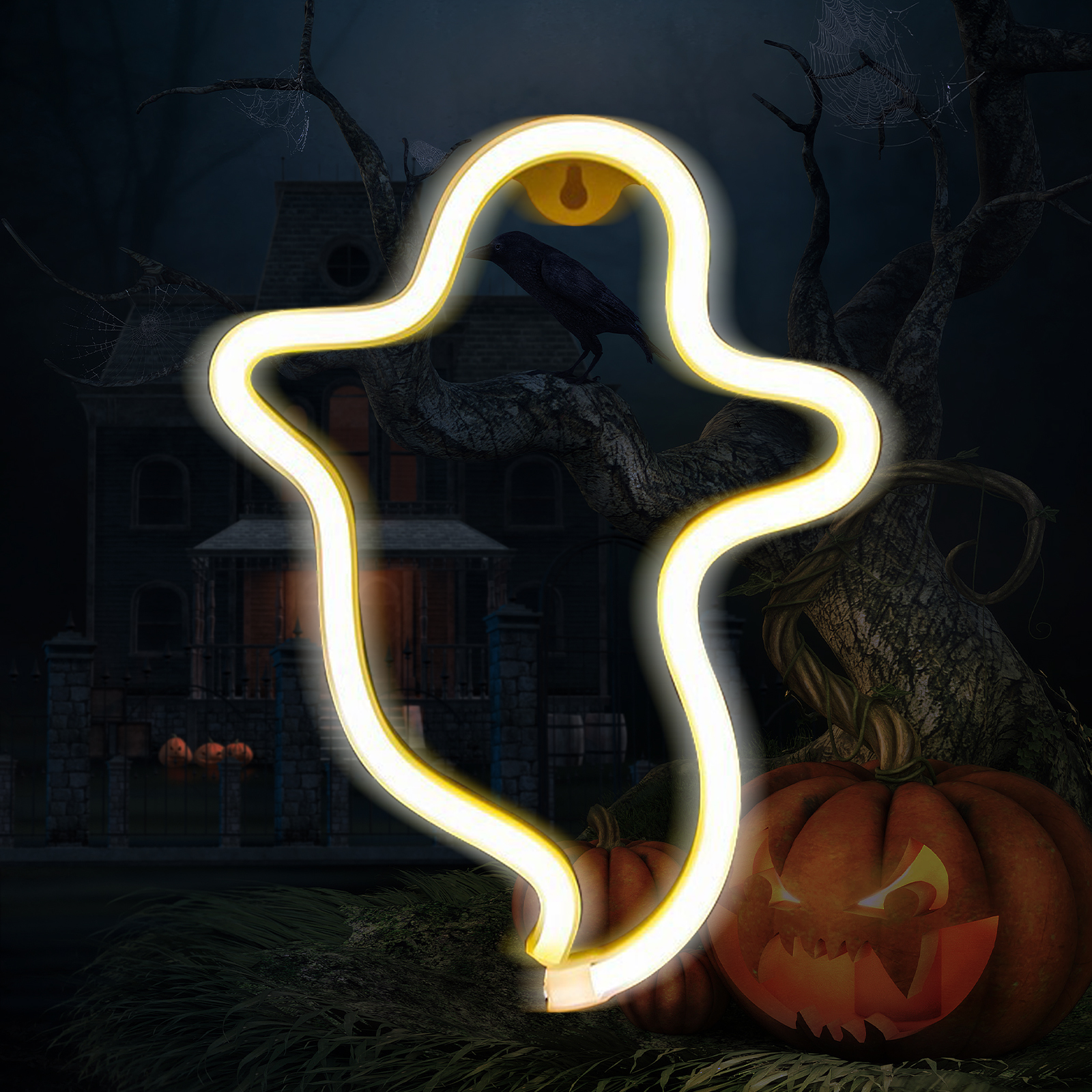 Ein Neon-Gespenst, eine Krähe auf einem Ast, ein geschnitzter Kürbis und ein unheimliches Haus, alles in einer Halloween-Szene.