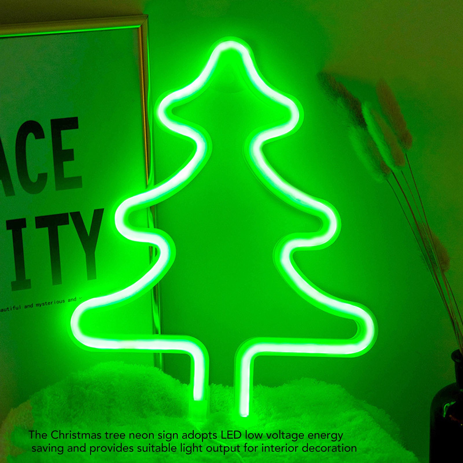 Ein neon-grünes Weihnachtsbaumschild mit weißer Kontur leuchtet. Ein grüner Hintergrund ist sichtbar.
