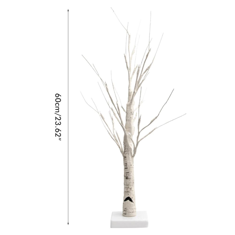 Ein dekorativer Birkenbaum mit kahlen Ästen, der auf einem weißen quadratischen Sockel steht. Der Baum ist 60 cm hoch, vor weißem Hintergrund.