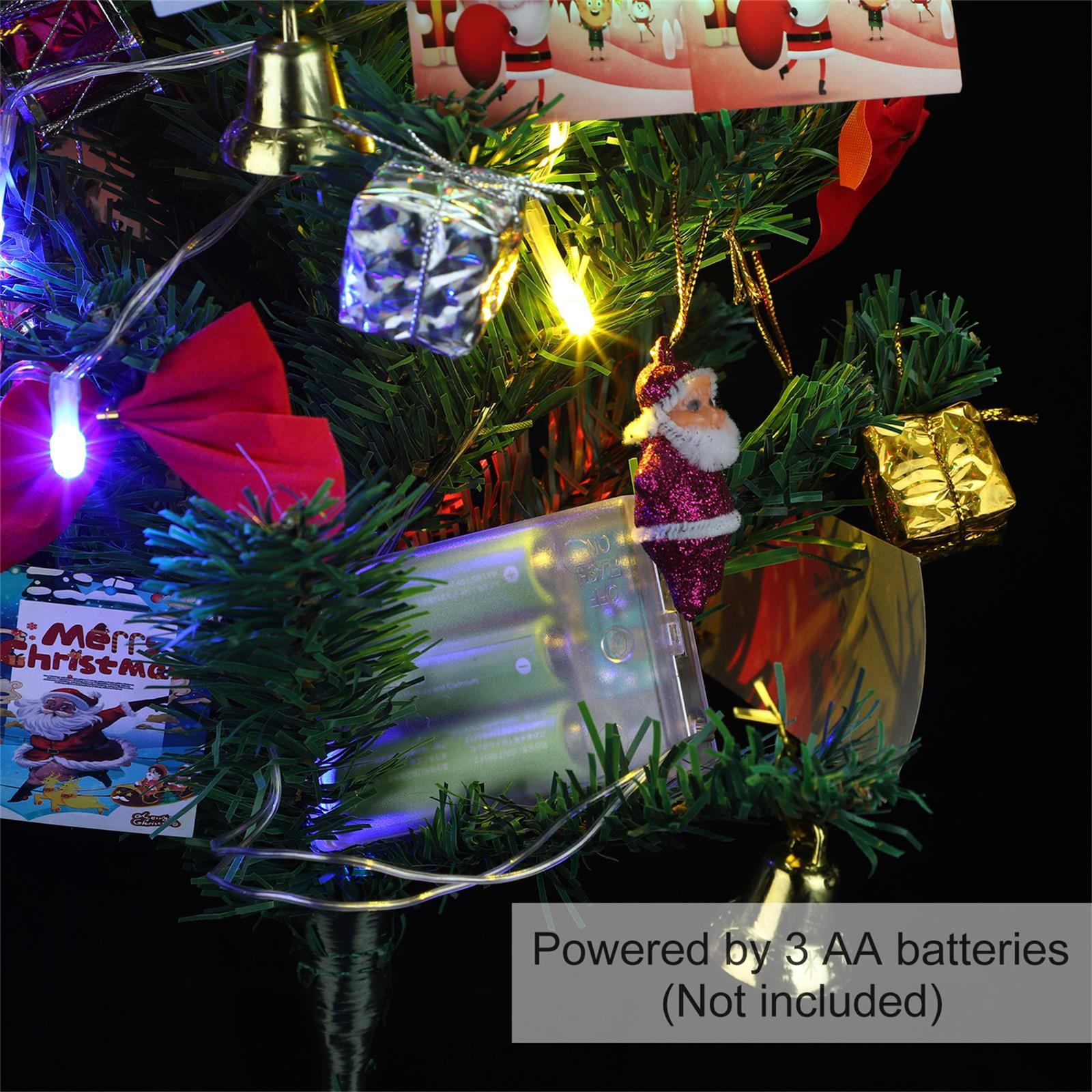Weihnachtsbaum mit Ornamenten, Lichtern, Weihnachtsmann und Geschenkboxen. Stromversorgung durch 3 AA-Batterien.