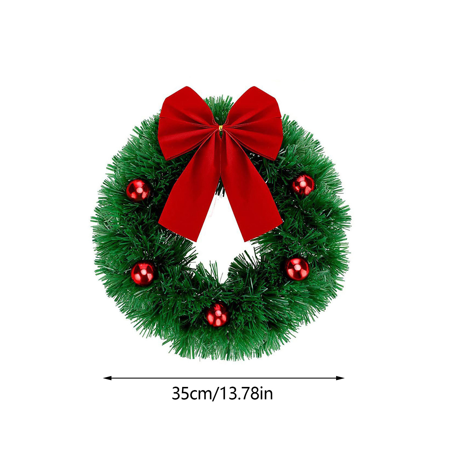 Ein Weihnachtskranz mit roter Schleife, roten Ornamenten und grünen Nadeln vor weißem Hintergrund. Der Kranz ist 13,78 Zoll groß.