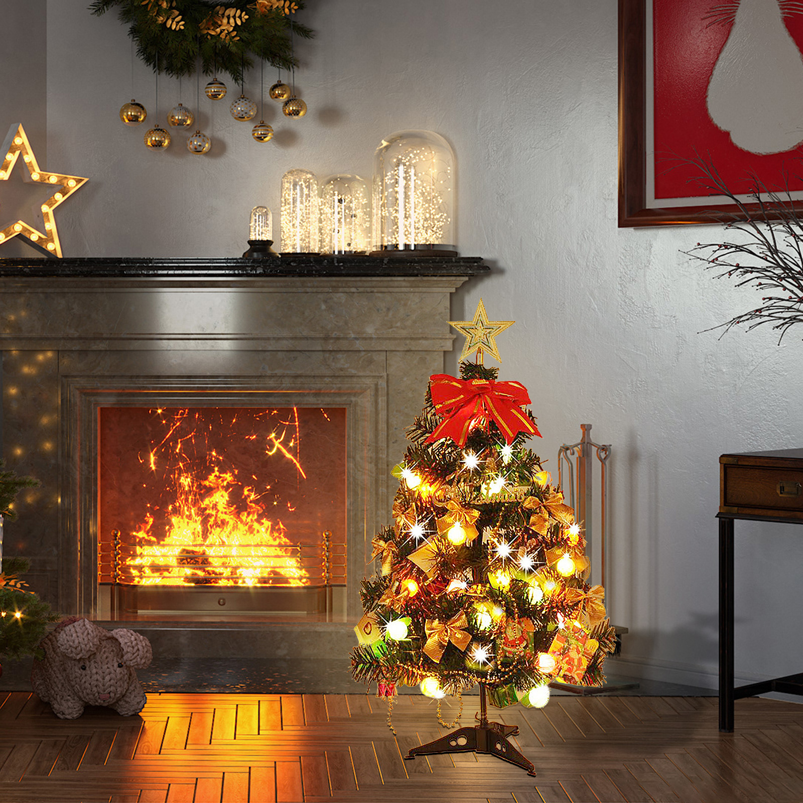 Ein geschmückter Weihnachtsbaum mit Lichtern, ein Kamin mit Feuer, Ornamente und ein sternförmiges Licht.