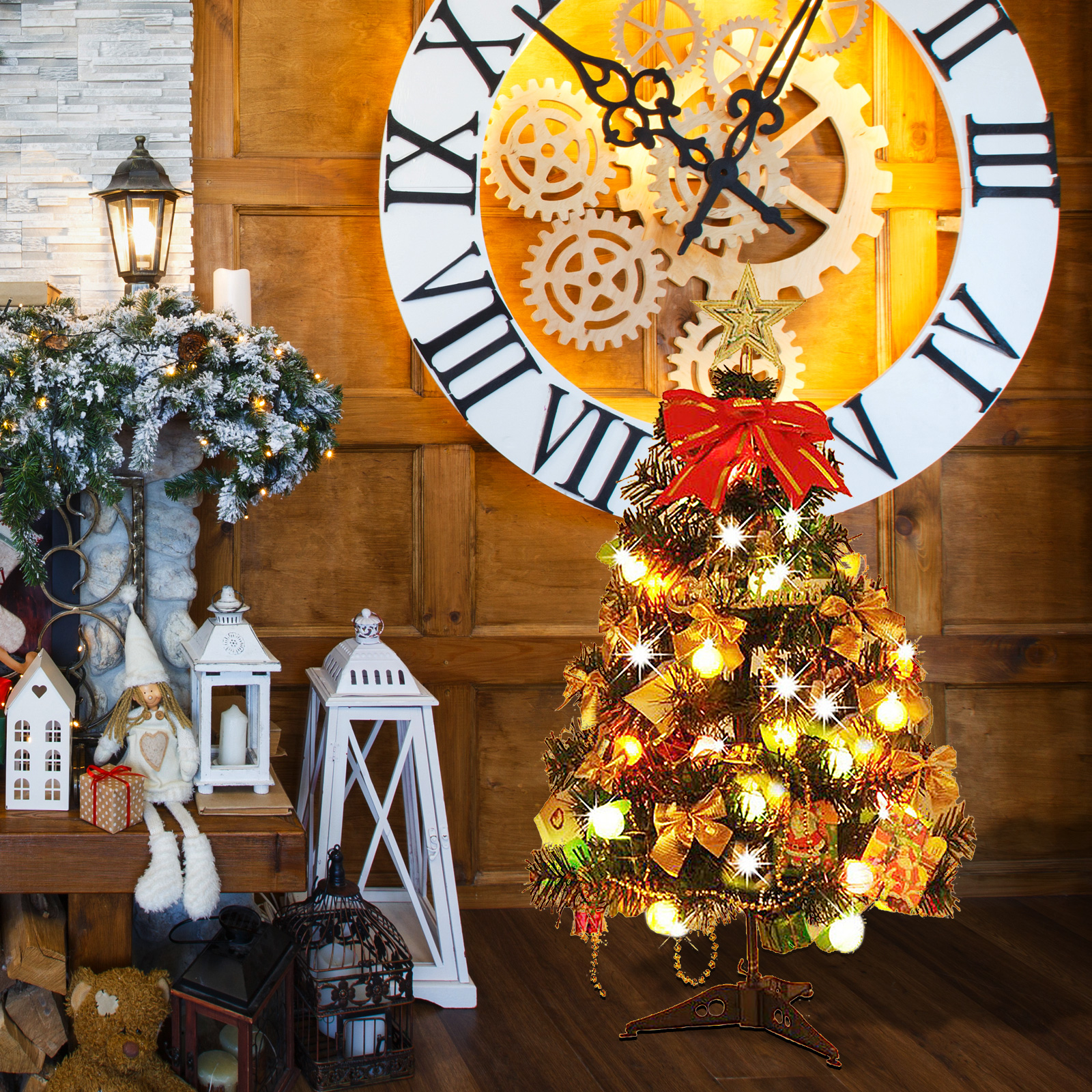 Ein geschmückter Weihnachtsbaum mit Lichtern und Ornamenten steht vor einer Holzwand mit einer Uhr und Laternen.