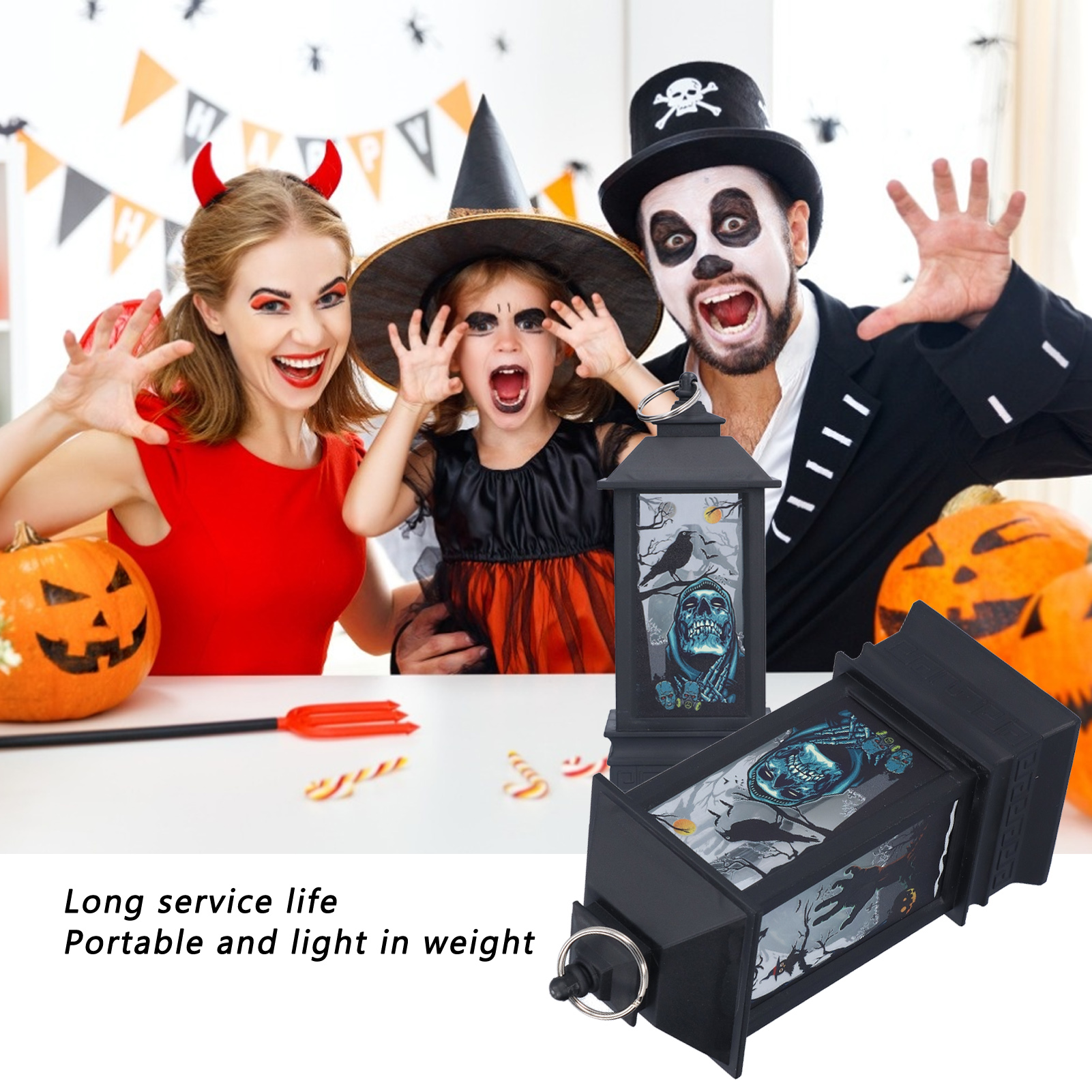 Familie in Halloween-Kostümen mit Kürbissen, einer Laterne und Dekorationen. Die Leute machen gruselige Gesichter.
