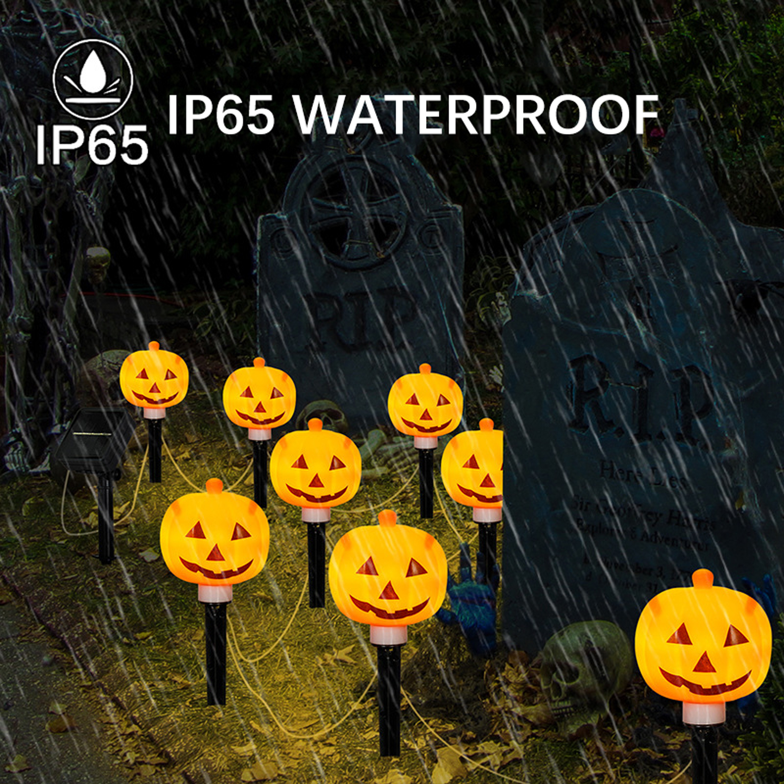 Halloween-Szene mit leuchtenden Kürbis-Laternen auf einem Friedhof unter Regen. Grabsteine, Schädel und ein wasserdichtes Logo sind sichtbar.