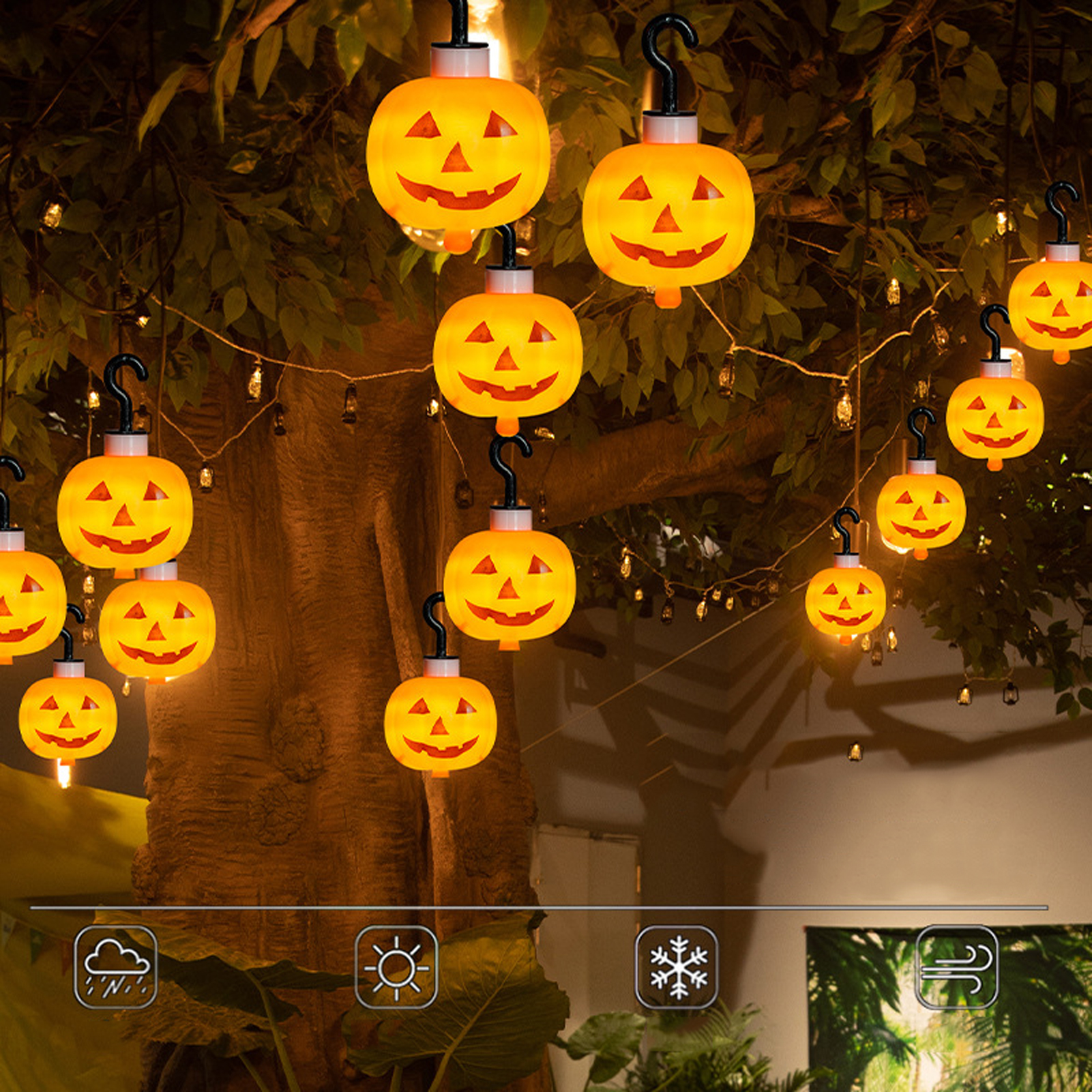 Halloween-Dekorationen: Kürbislaternen hängen an einem Baum. Die Lichter sind orange mit schwarzen Haken. Die Szene ist draußen.