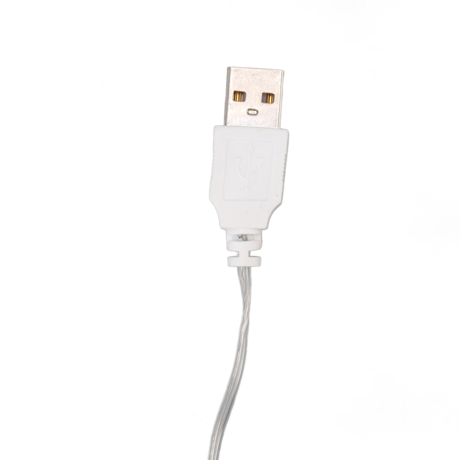 Ein weißer USB-Anschluss mit einem silbernen Kabel auf weißem Hintergrund. Der USB-Kopf befindet sich oben.