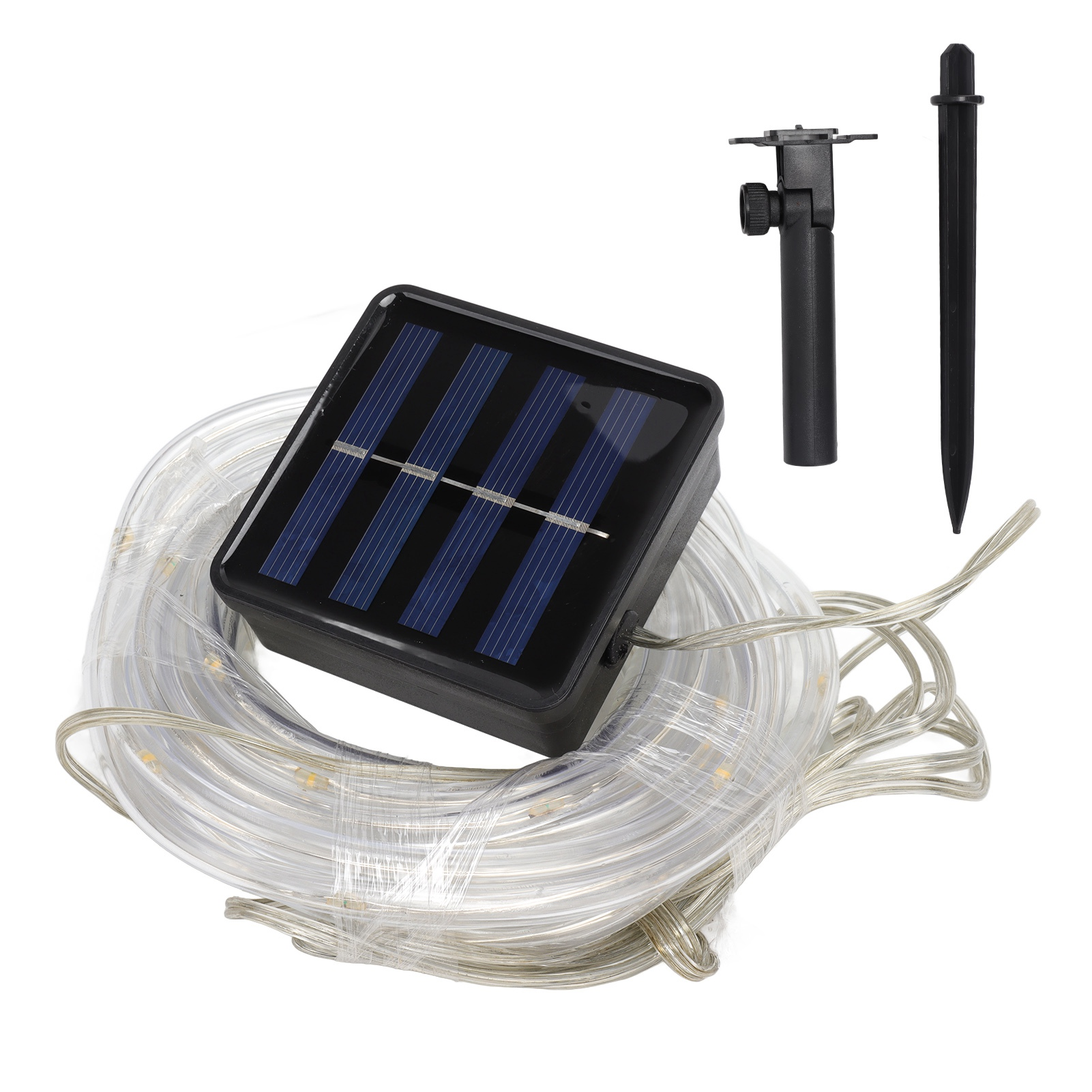 Solarbetriebene Lichterkette mit schwarzem Solarpanel, Montagematerial und Erdspieß, alles auf weißem Hintergrund.