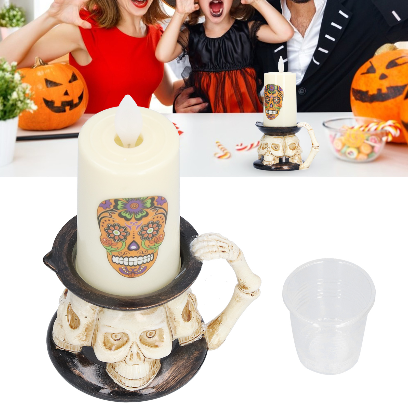 Eine Halloween-Szene mit einer Kerze, einem Totenkopf-Kerzenhalter, einer Familie und geschnitzten Kürbissen. Süßigkeiten und Becher sind auf dem Tisch.