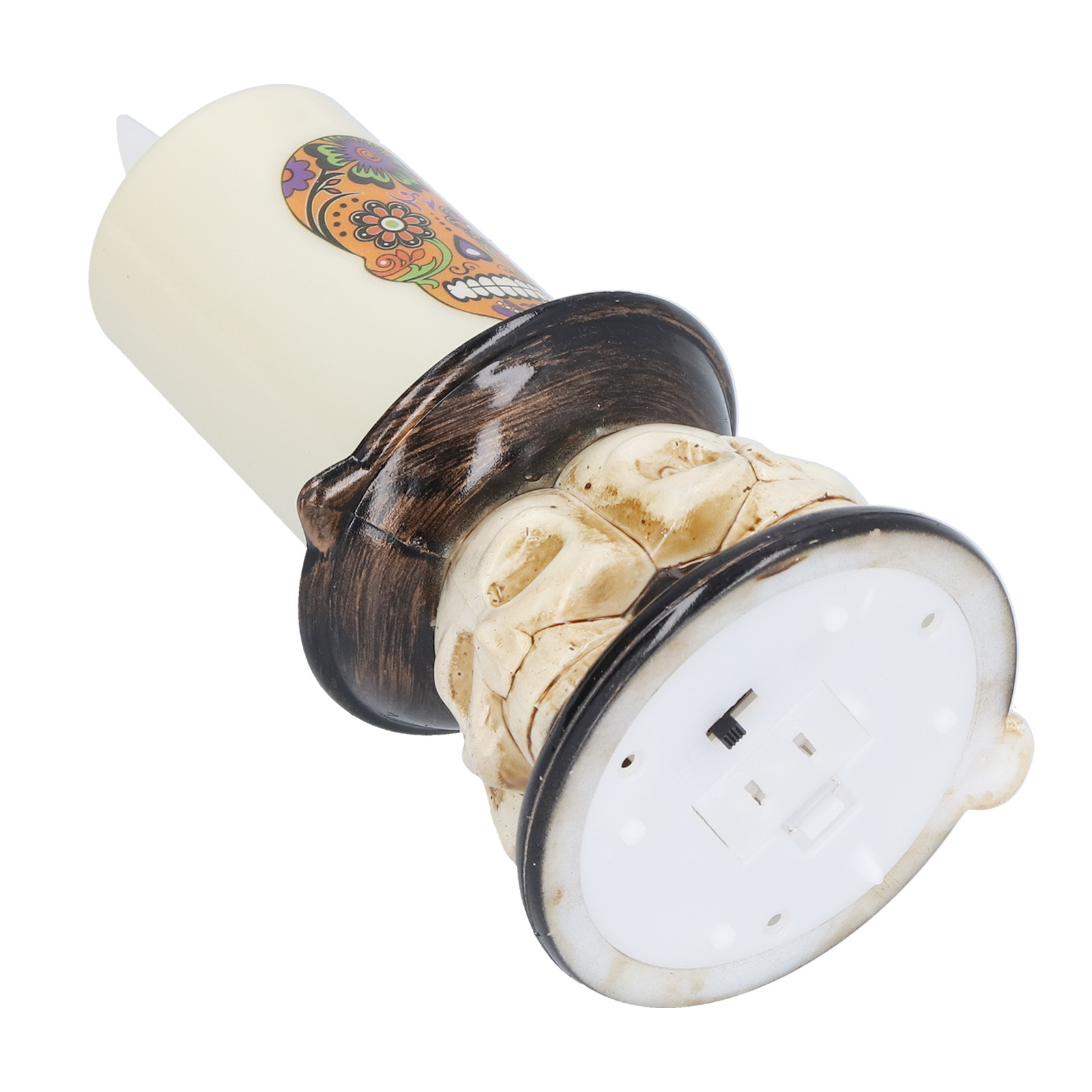 Ein dekorativer Kerzenhalter in Form eines Schädels. Die Kerze hat ein Totenkopfdesign. Braun- und Weißtöne dominieren.