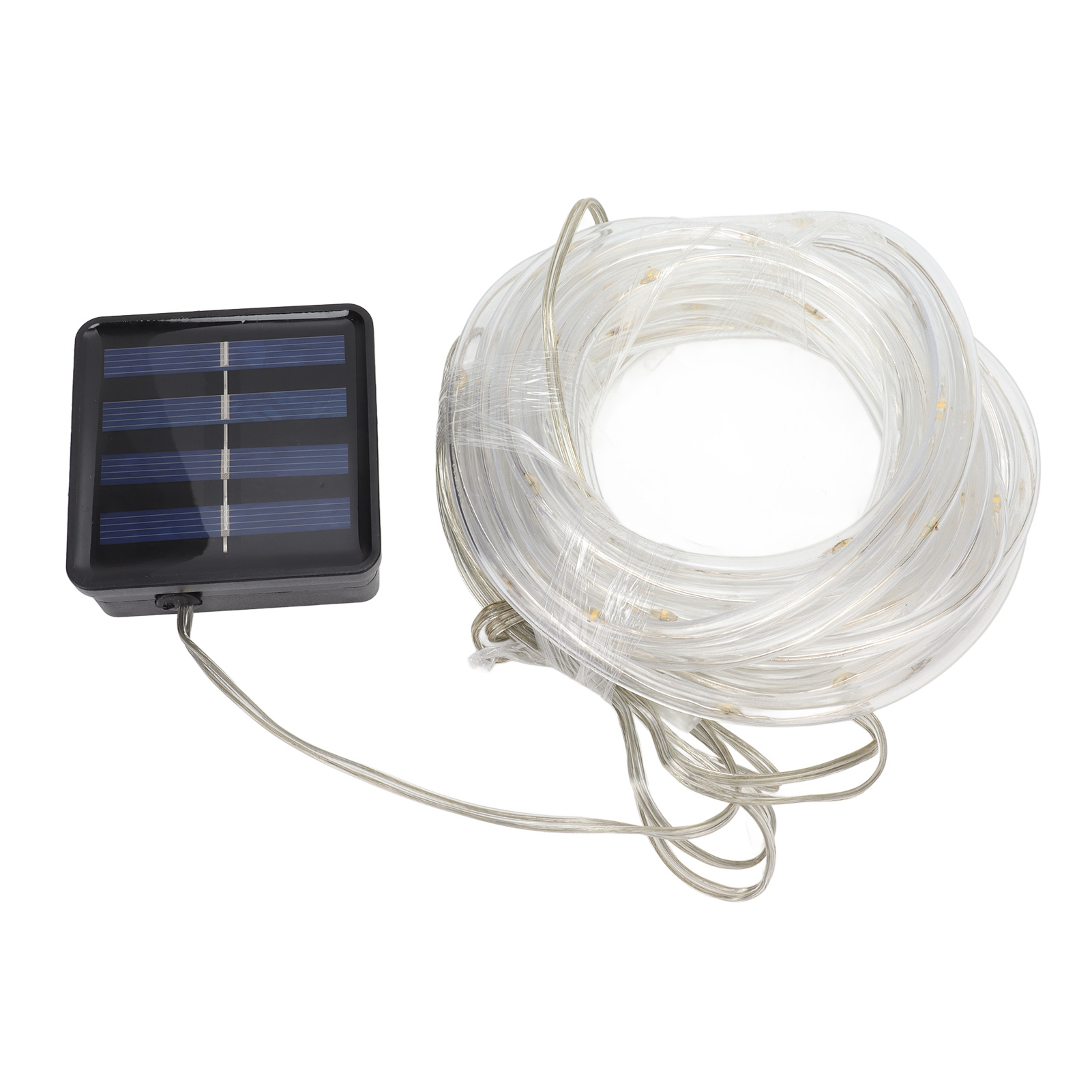 Solarbetriebene Lichterkette mit Solarpanel links und aufgerollter Lichterkette rechts, alles auf weißem Hintergrund.