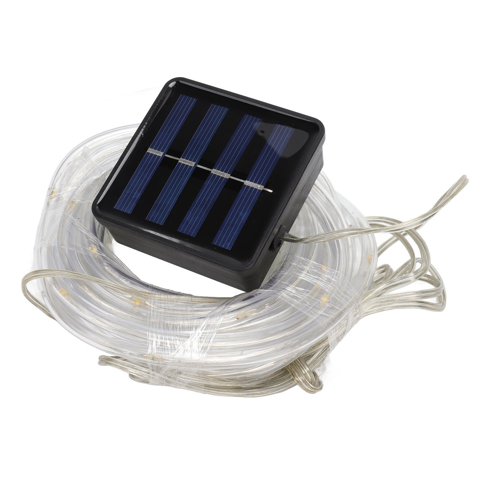 Solarbetriebene Lichterkette, aufgewickelt, mit schwarzem Solarpanel. Klare Schläuche halten die Lichter, weißer Hintergrund.
