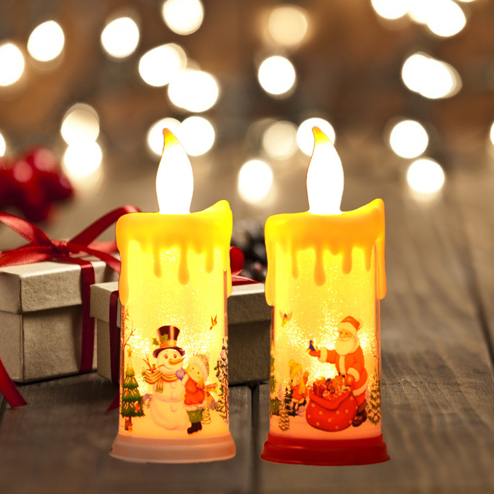 Zwei Weihnachtskerzen mit Schneemann- und Weihnachtsmann-Dekorationen. Hintergrund mit Bokeh-Lichtern und Geschenkboxen.