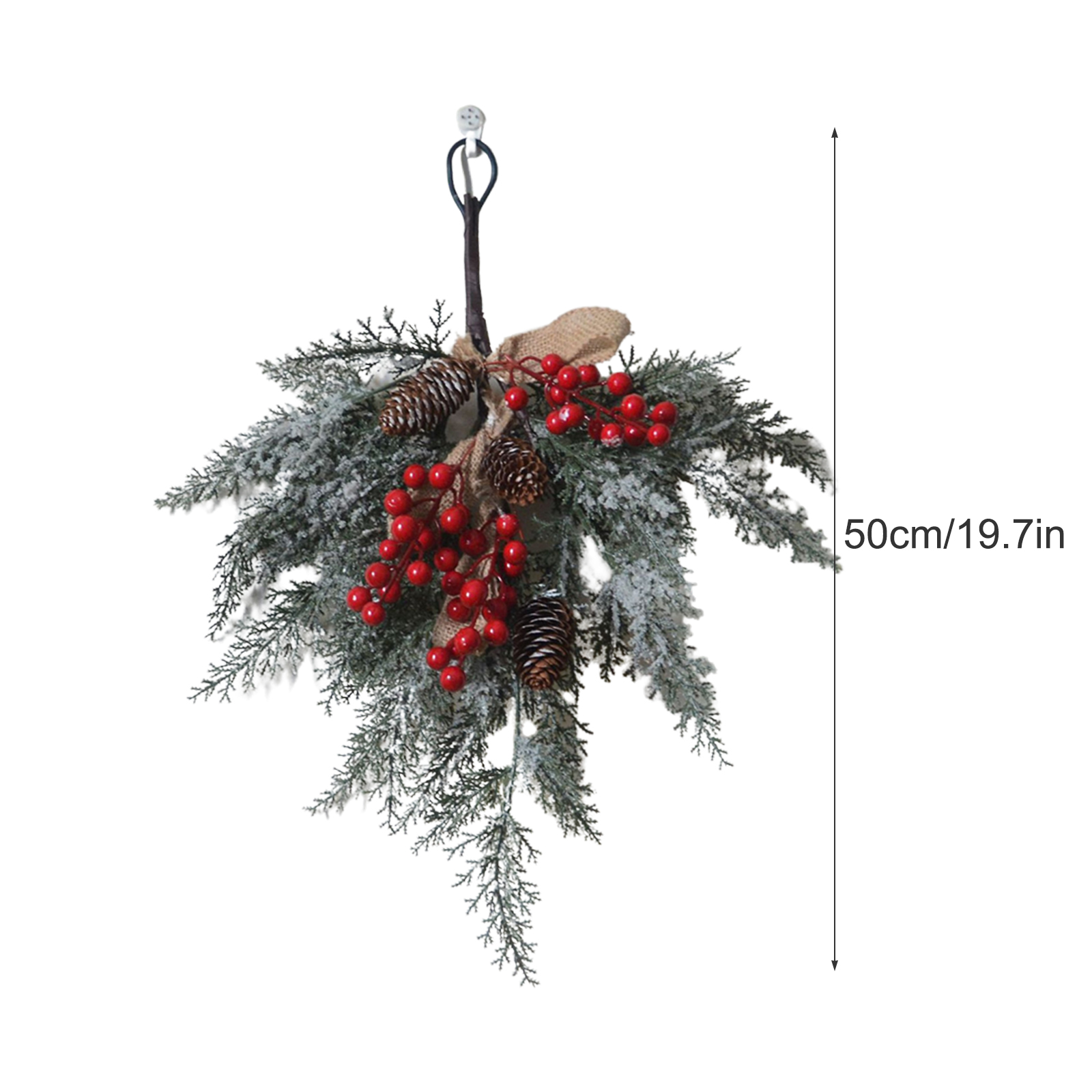 Eine hängende Weihnachtsdekoration mit Tannennadeln, roten Beeren, Tannenzapfen und einer Jute-Schleife. Schnee-Effekt.