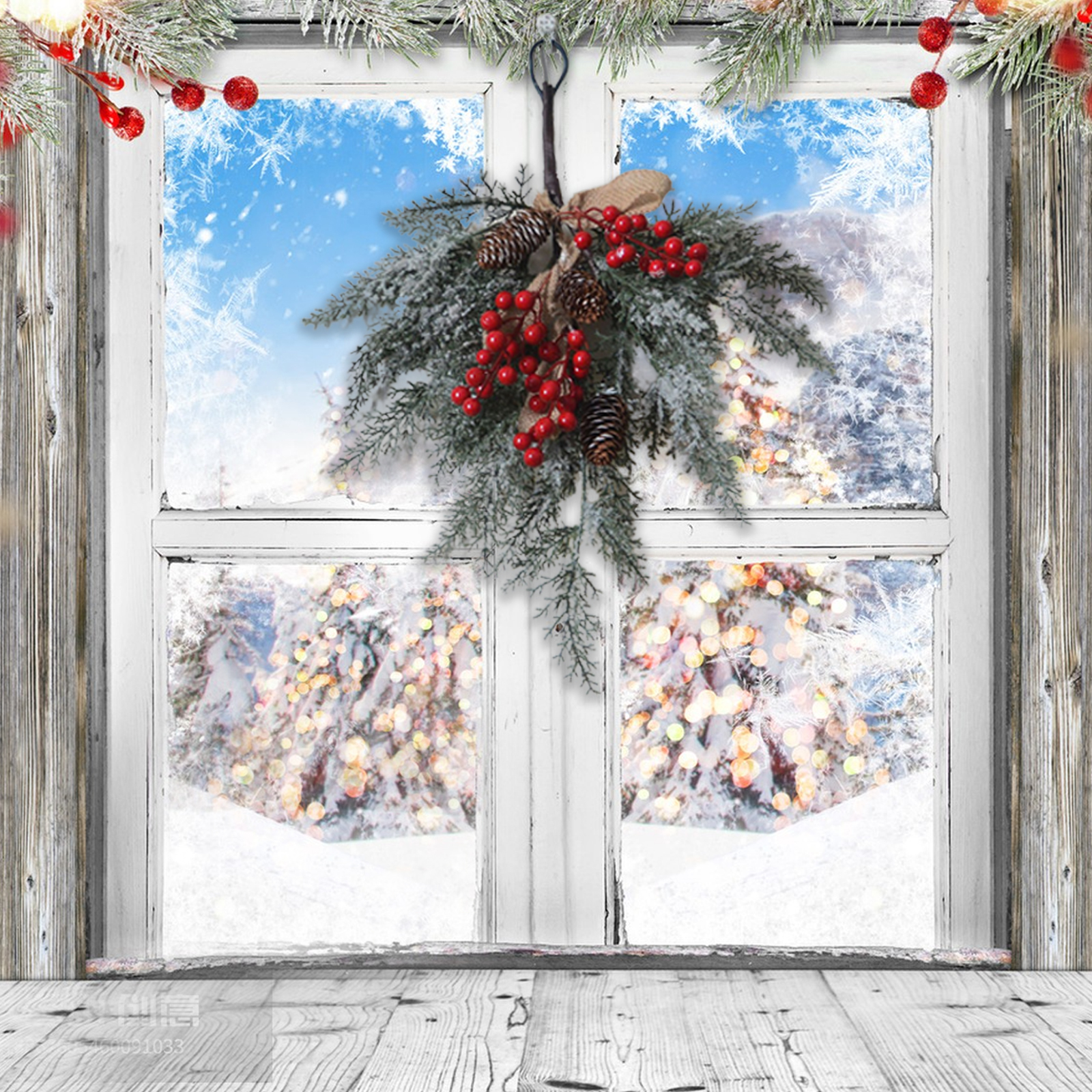 Ein weißes Fenster mit einer Winterszene. Ein Kranz mit roten Beeren und Tannenzapfen hängt davor. Schnee draußen.