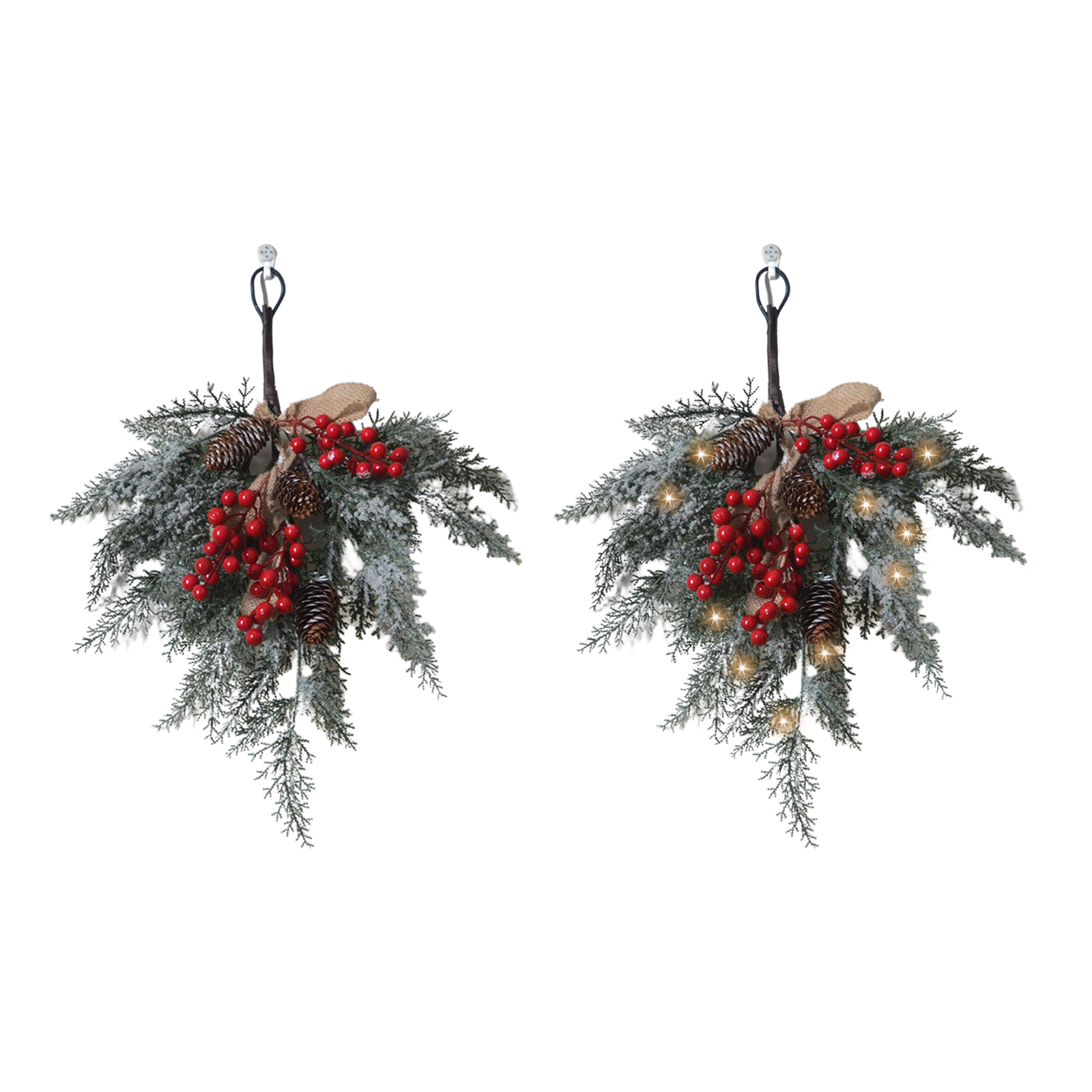 Zwei Weihnachtsdekorationen. Jede hat Tannennadeln, rote Beeren, Tannenzapfen und Lichterketten. Auf weißem Hintergrund befestigt.