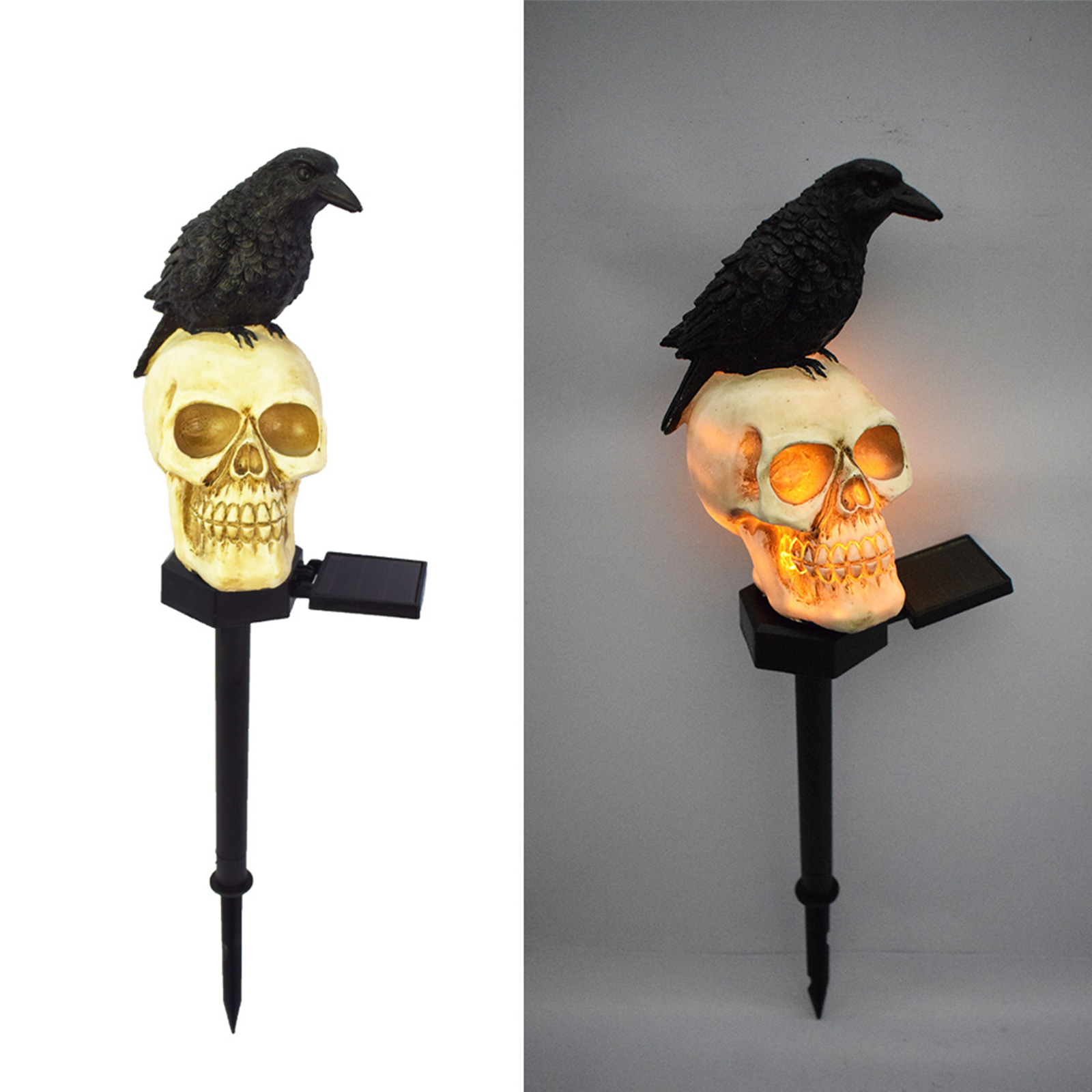 Ein Halloween-Gartenstecker. Eine schwarze Krähe sitzt auf einem Schädel mit leuchtenden Augen. Solarpanel darunter.