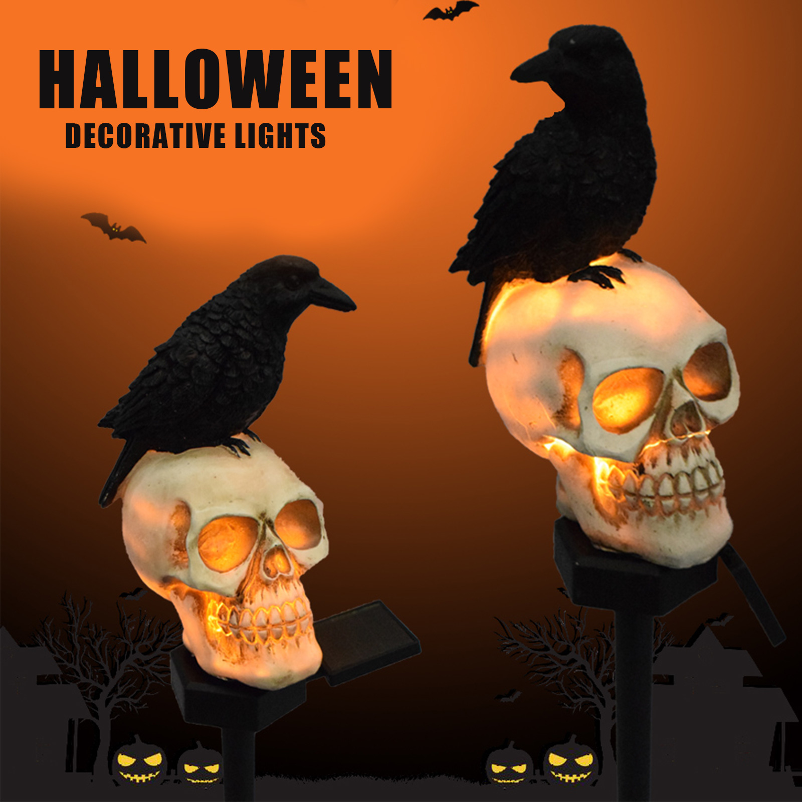 Zwei Rabenstatuen auf leuchtenden Totenkopflichtern. Fledermäuse fliegen im orangefarbenen Hintergrund. Halloween-Dekoleuchten.
