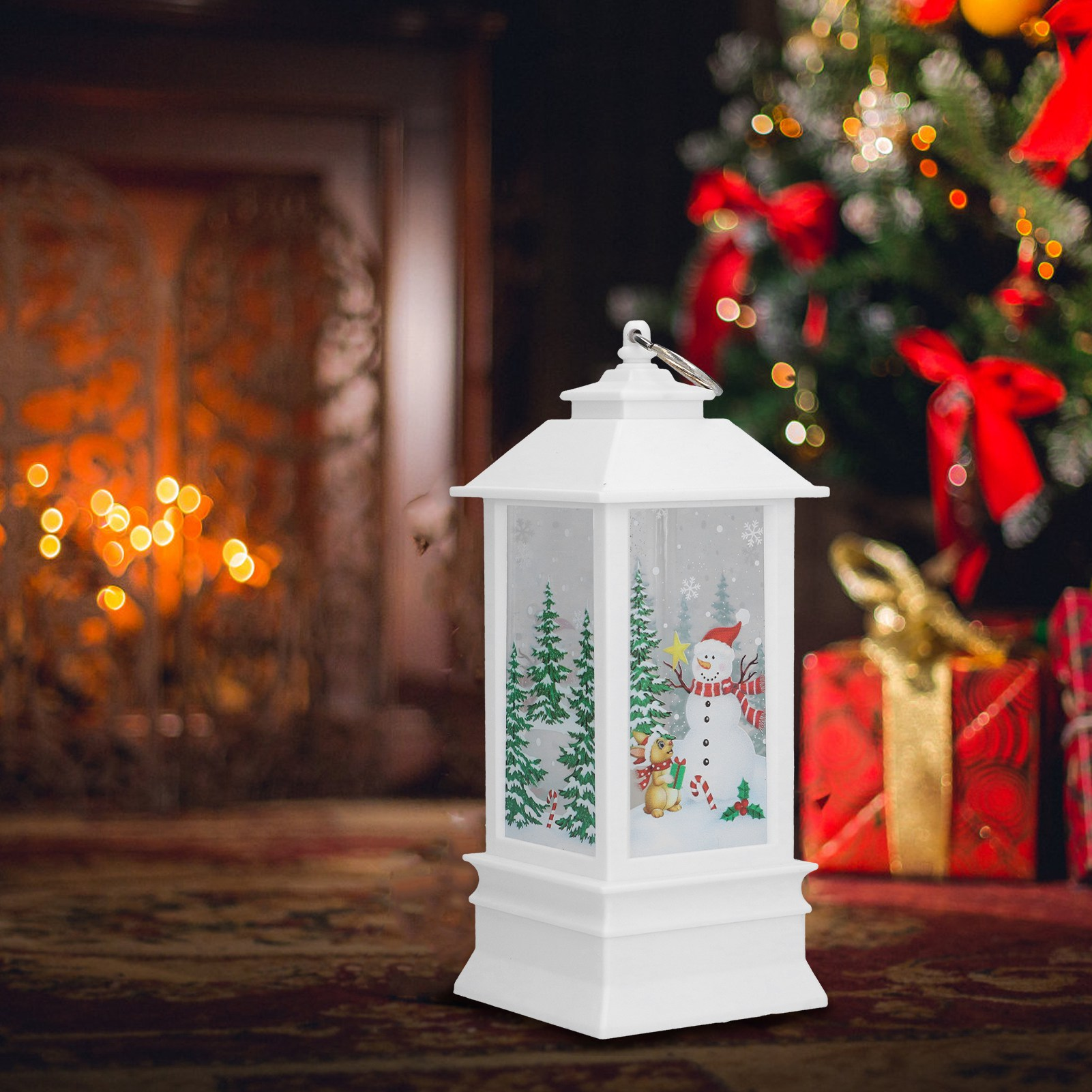 Weiße Weihnachtslaterne mit Schneemann, Weihnachtsbaum und Geschenken im Hintergrund. Warme Lichter schaffen eine festliche Szene.